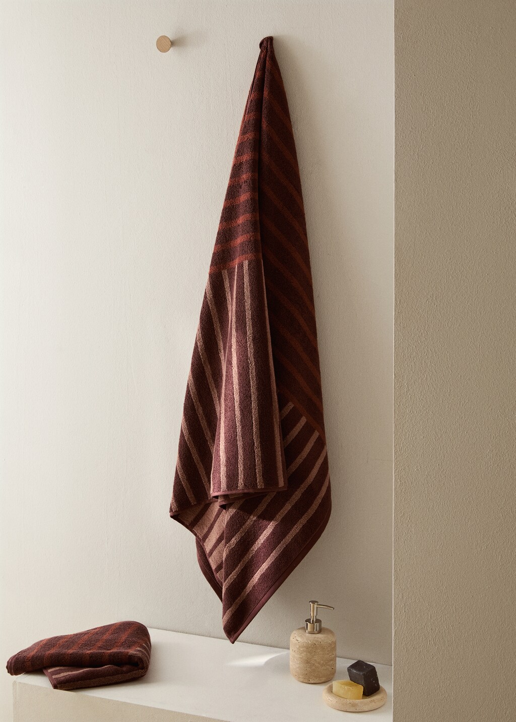 Cotton bath towel with two-tone stripes