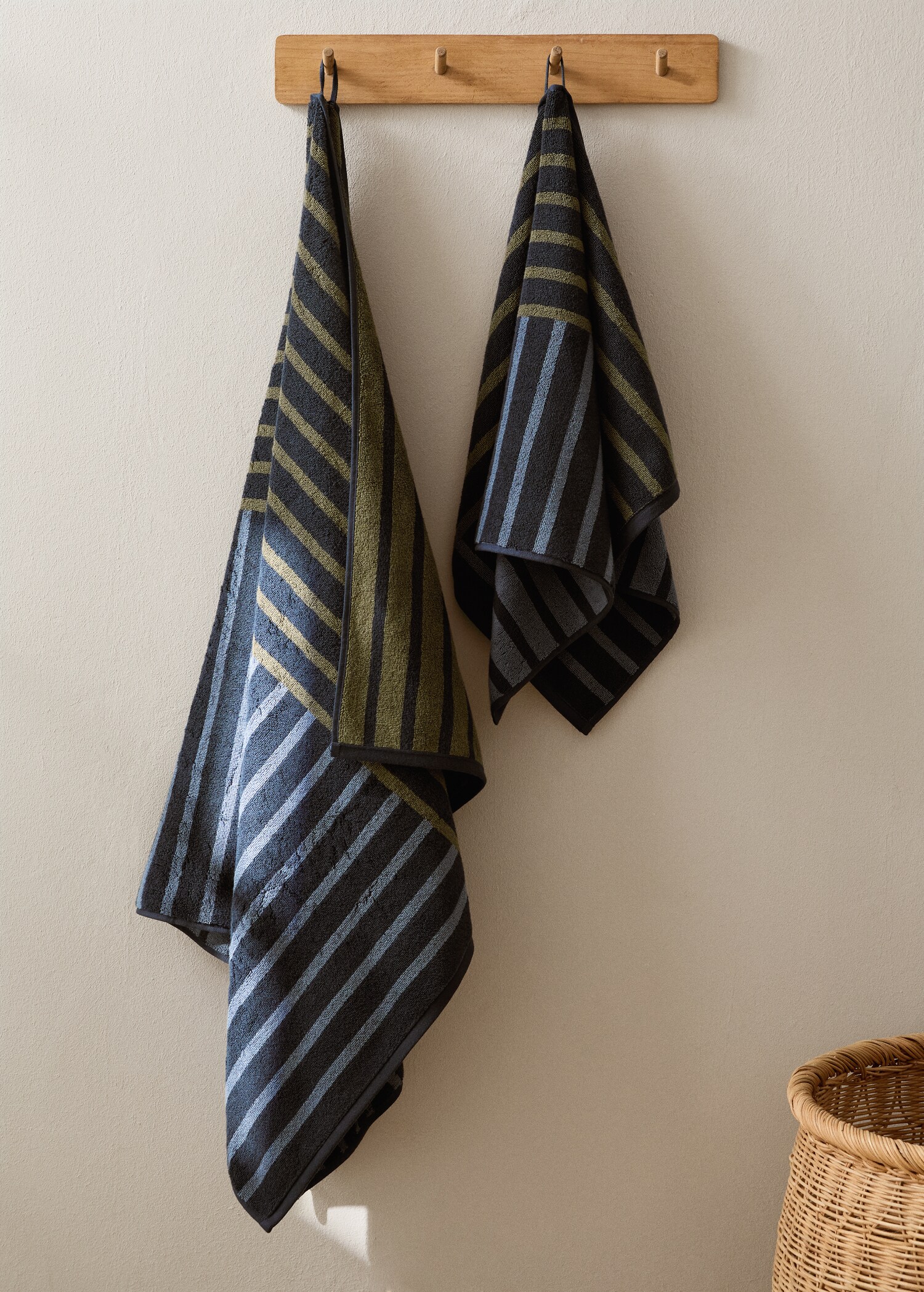 Two-tone striped cotton bath towel - General plane