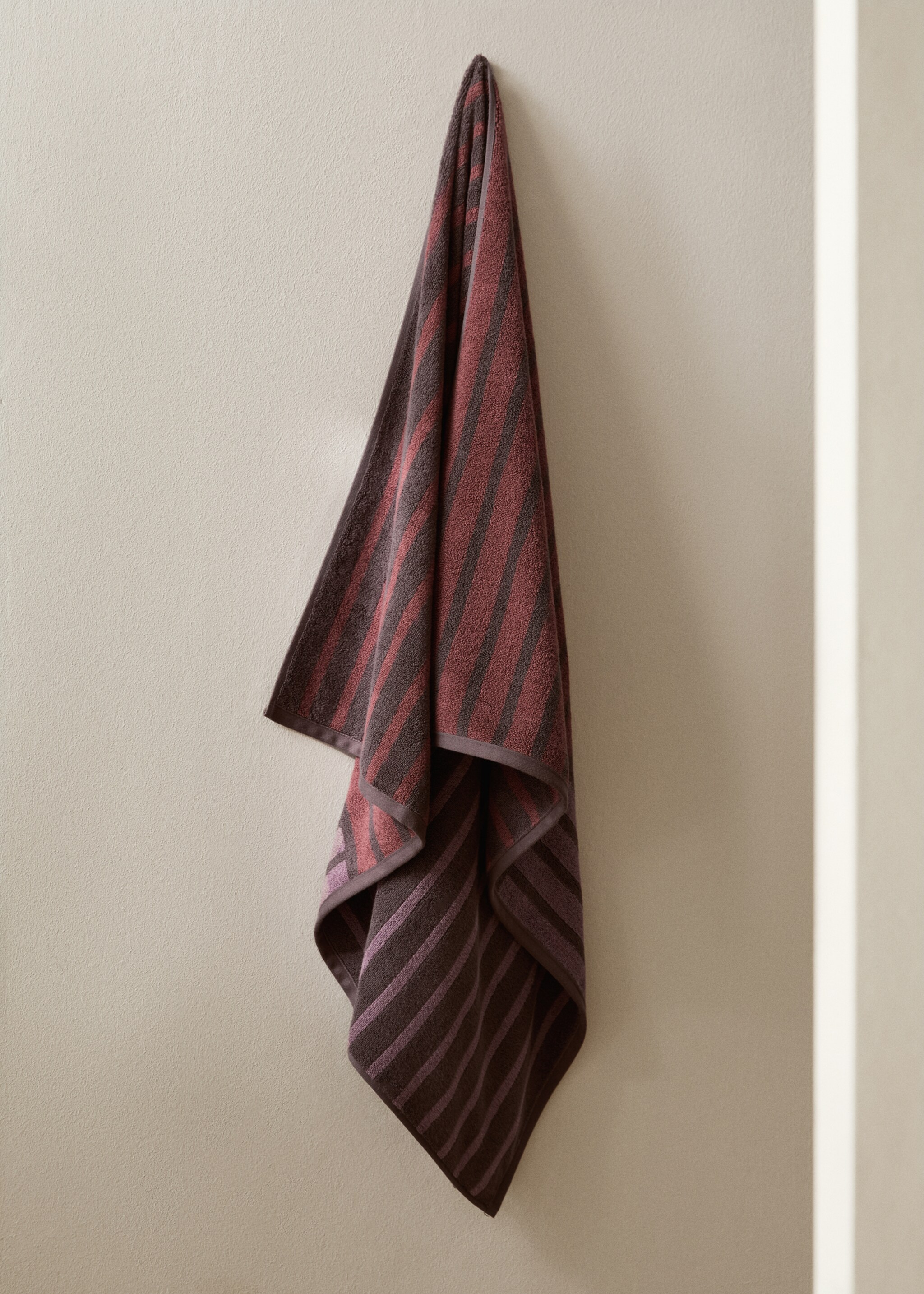 Cotton bath towel with two-tone stripes - General plane, Purple. Ref: 17021619-00.