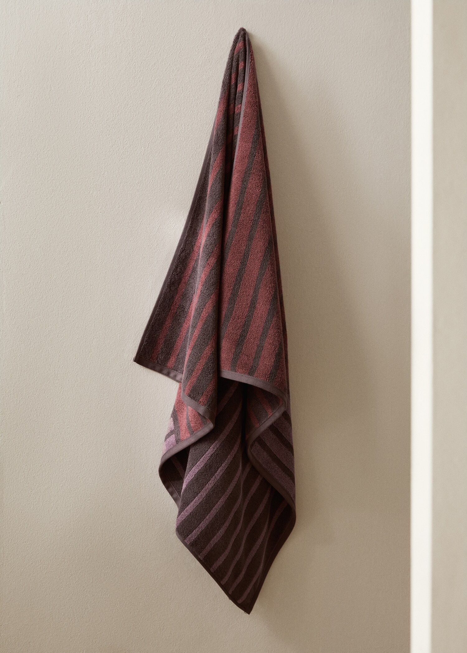 Two-tone striped cotton bath towel - General plane