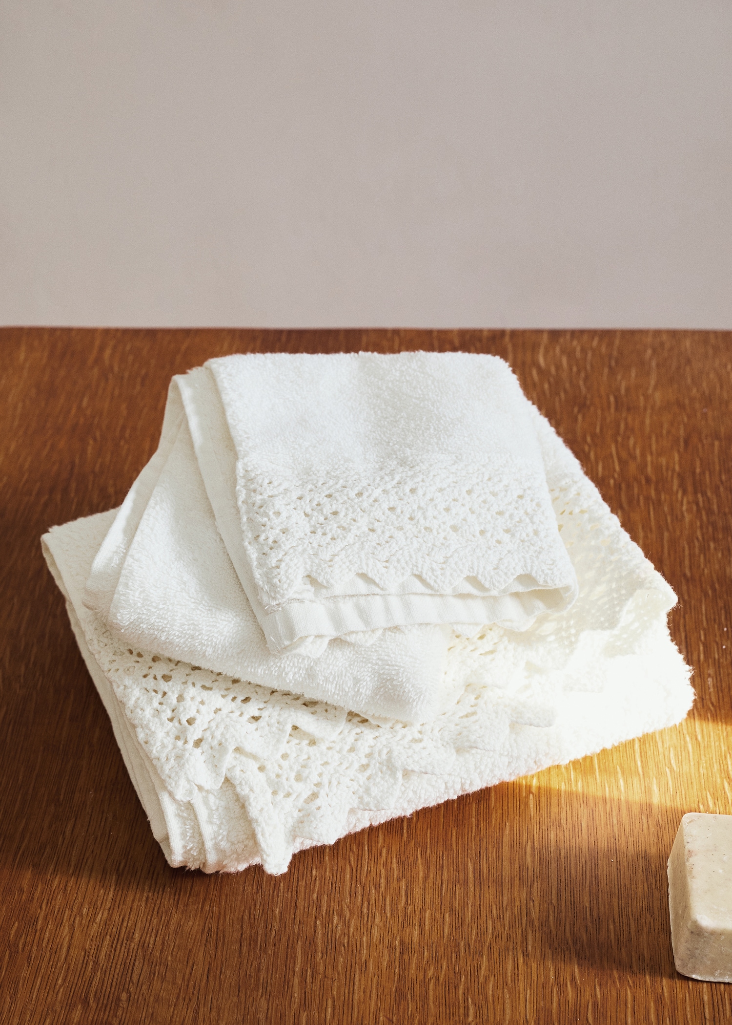 100% cotton guest towel with lace trim - General plane
