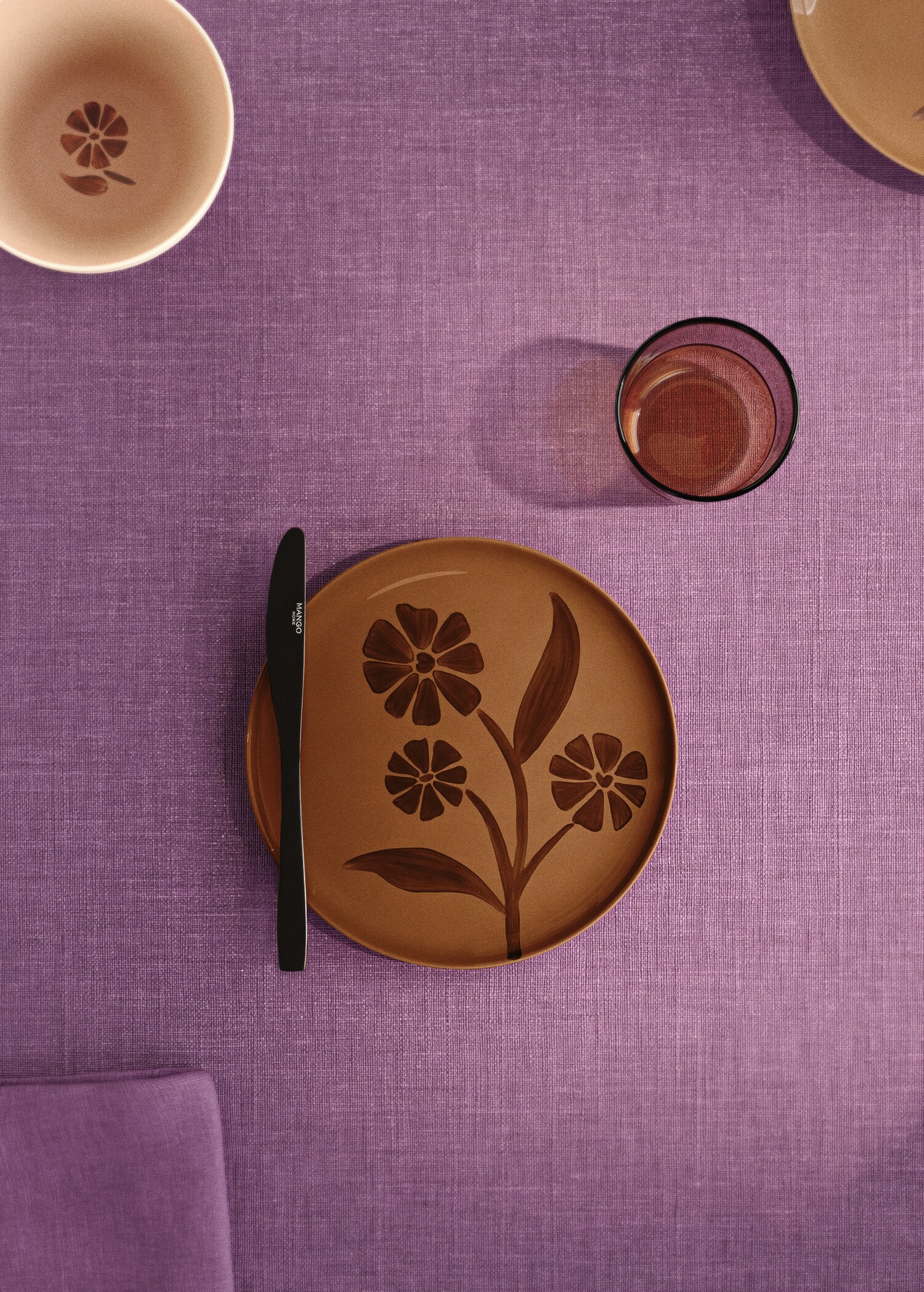 Hand-painted stoneware dessert plate - General plane