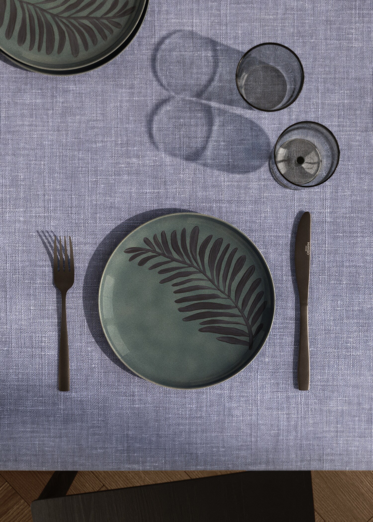Hand-painted stoneware dessert plate - General plane