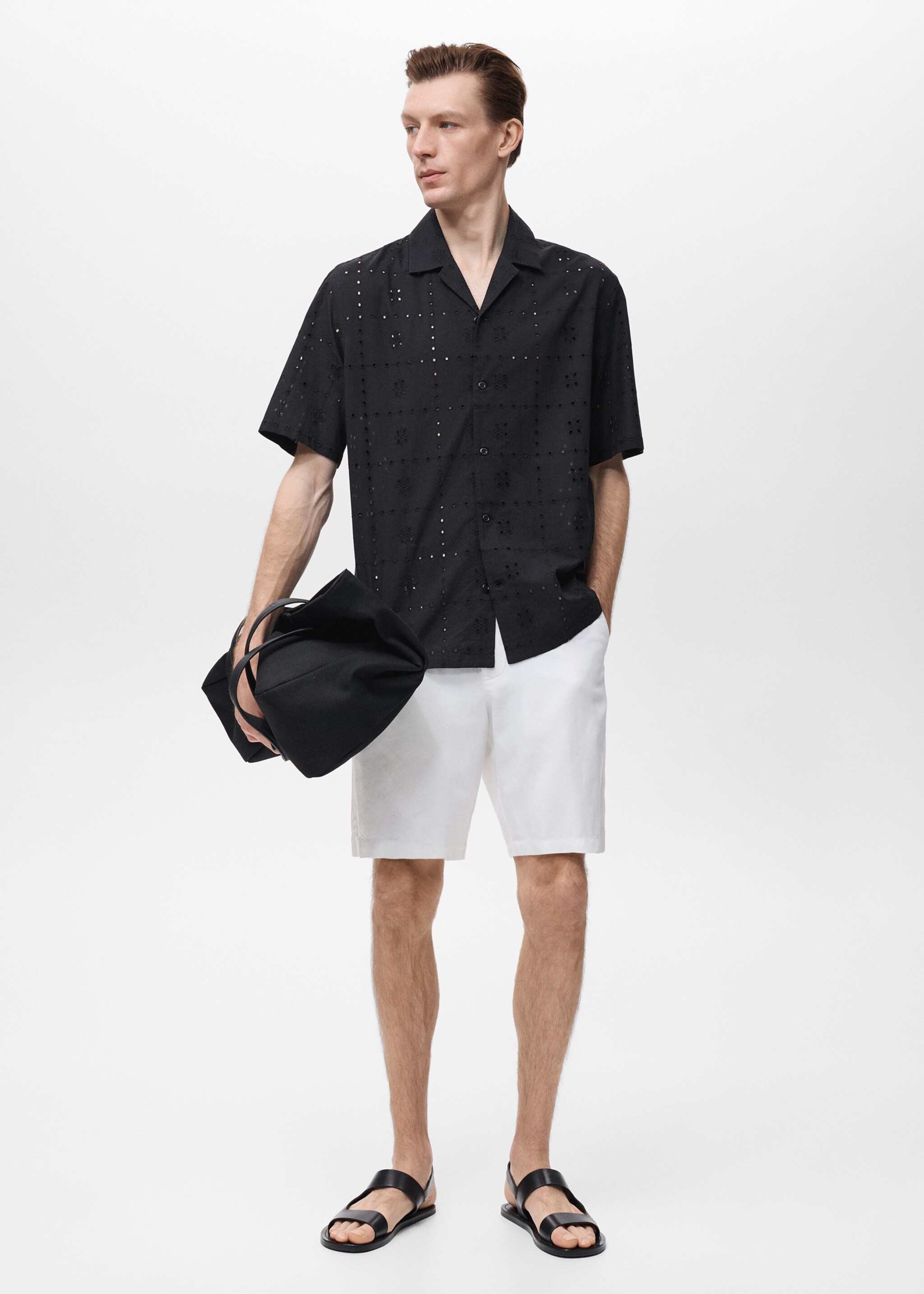 Camisa com bordados recortados - Plano geral