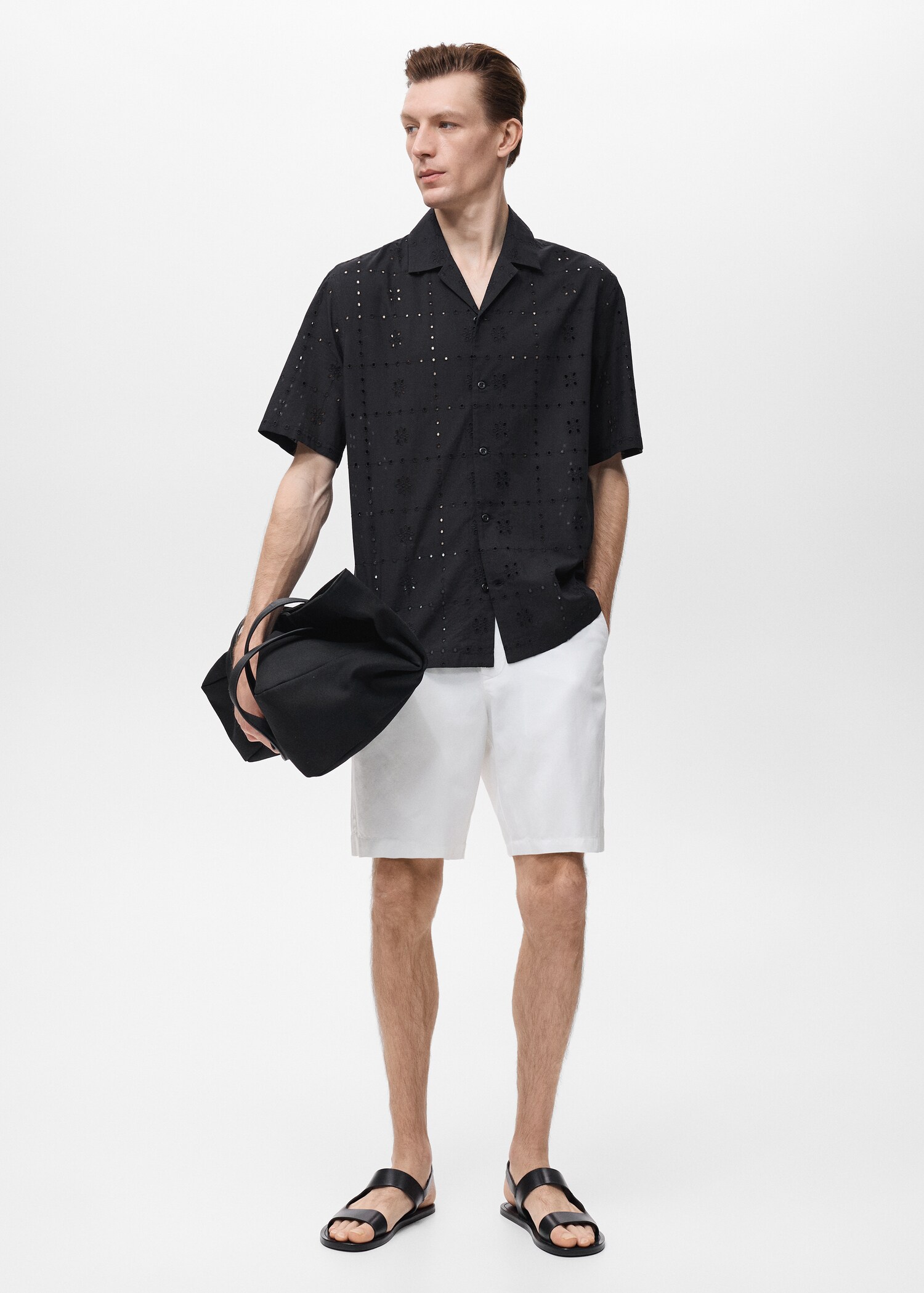 Camisa com bordados recortados - Plano geral