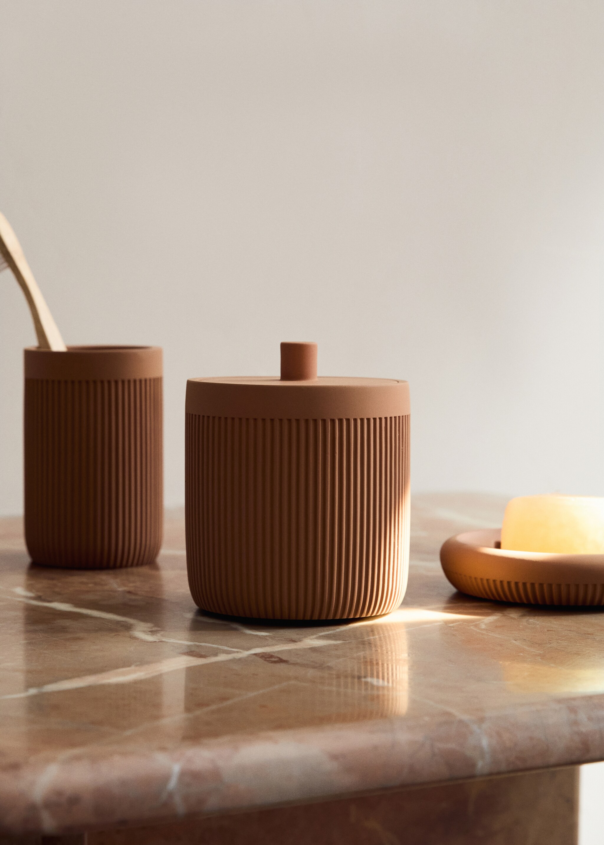 Resin bathroom jar with lid - General plane