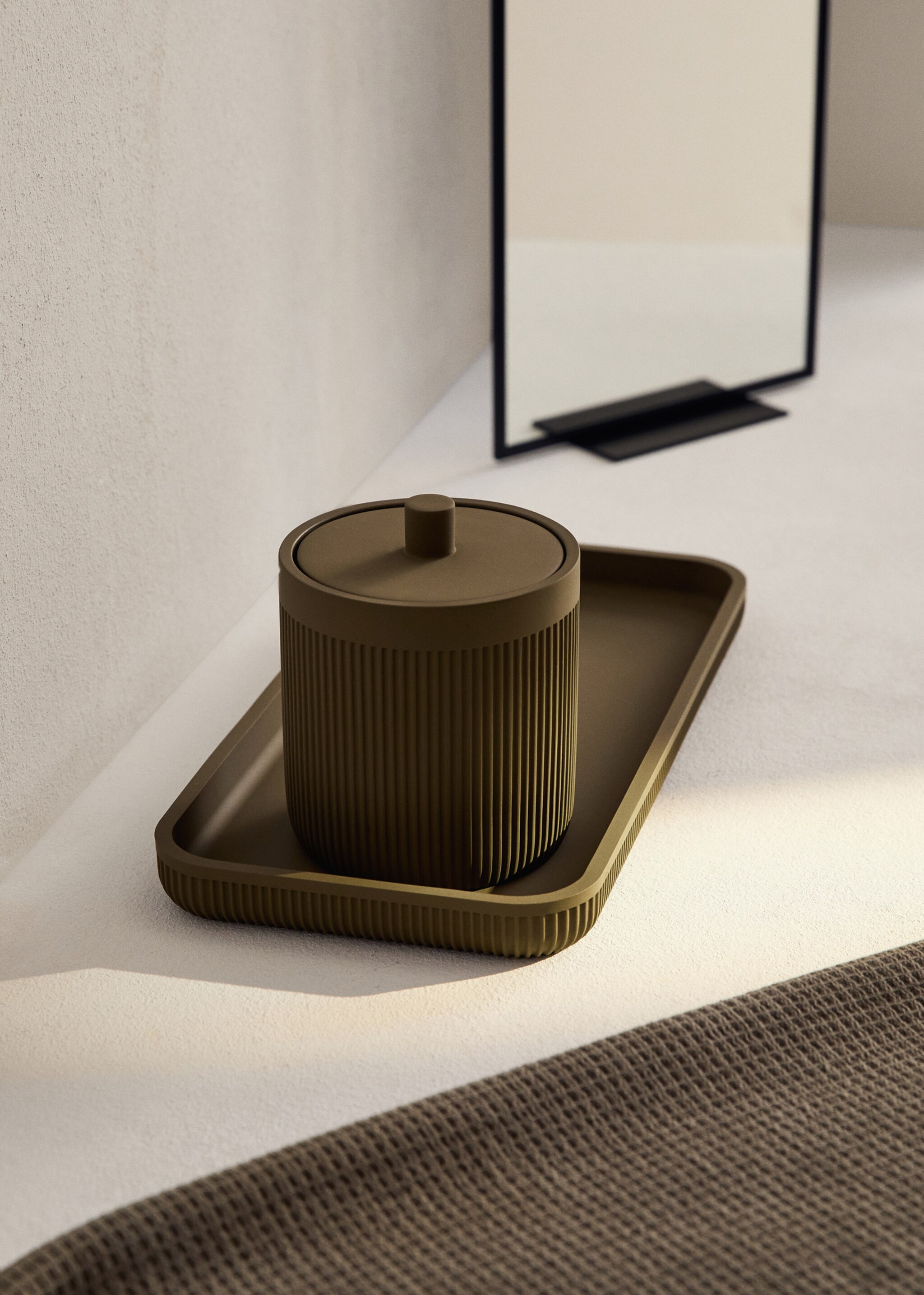 Resin bathroom jar with lid - General plane