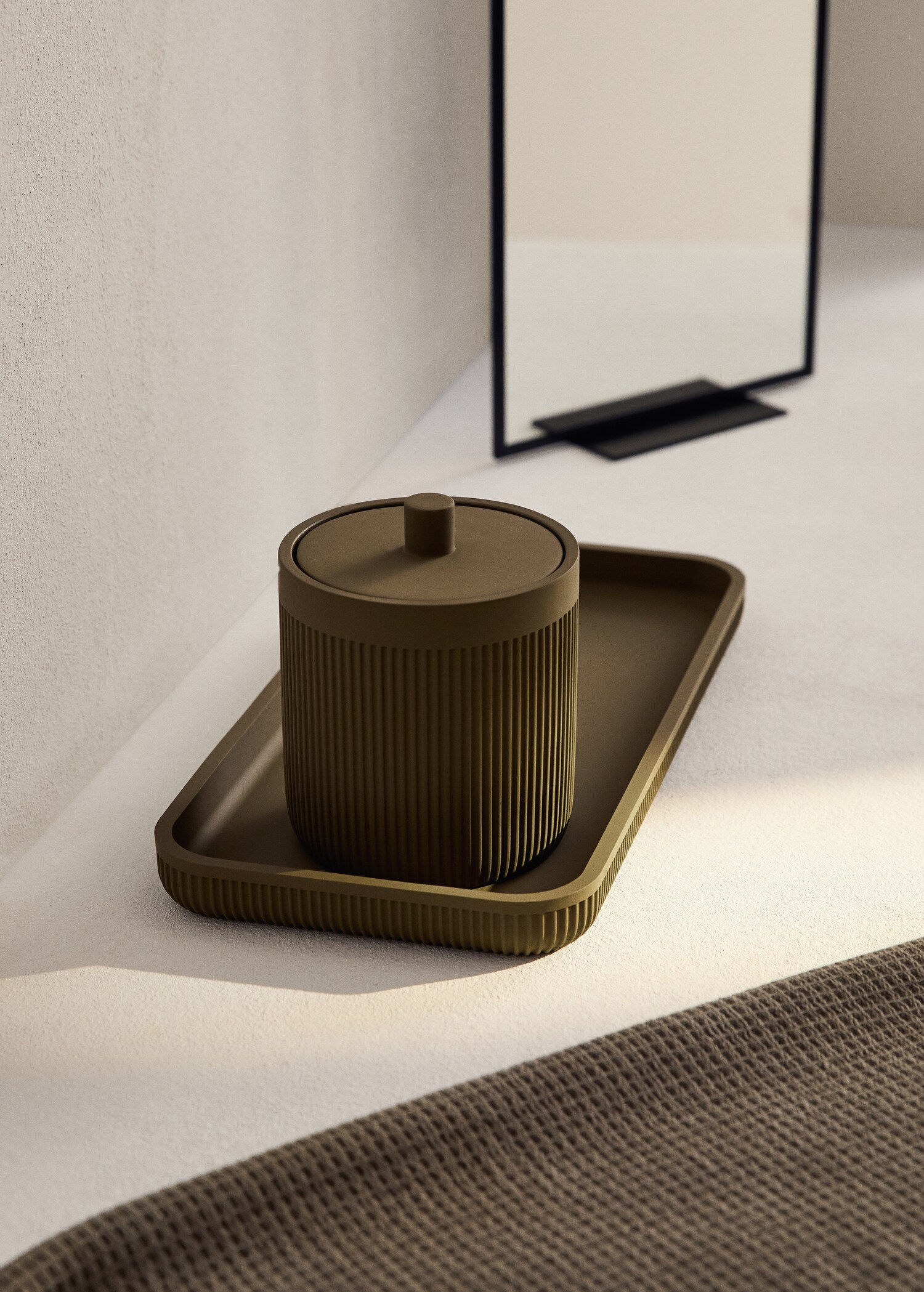 Resin bathroom jar with lid - General plane