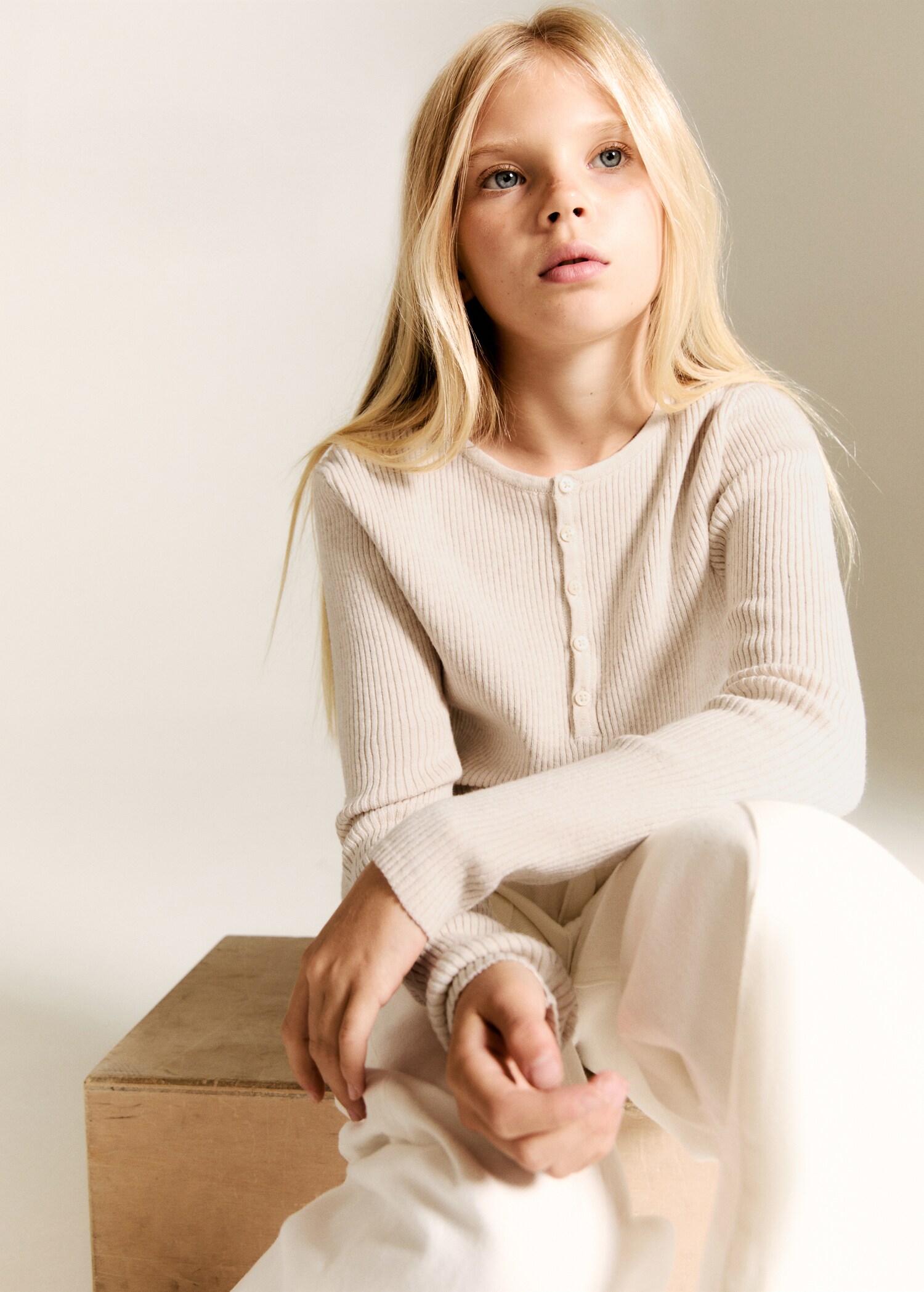 Ribbed sweater with buttons - General plane