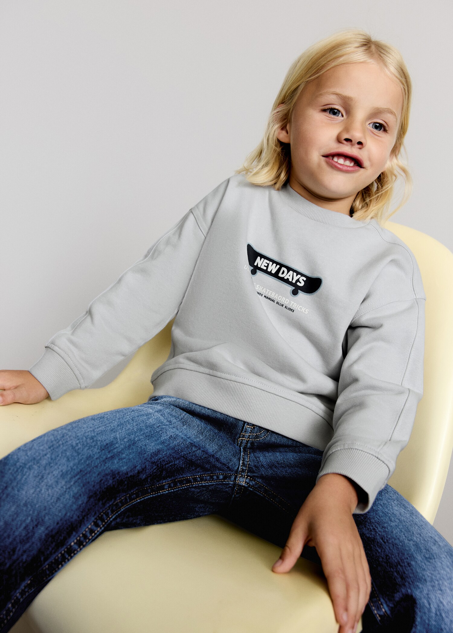 Sweatshirt estampada com aplicação - Plano geral