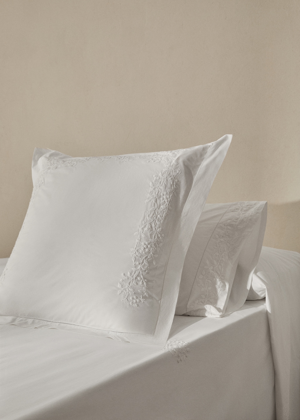 Cotton percale pillowcase with embroidered flowers 45x110 cm