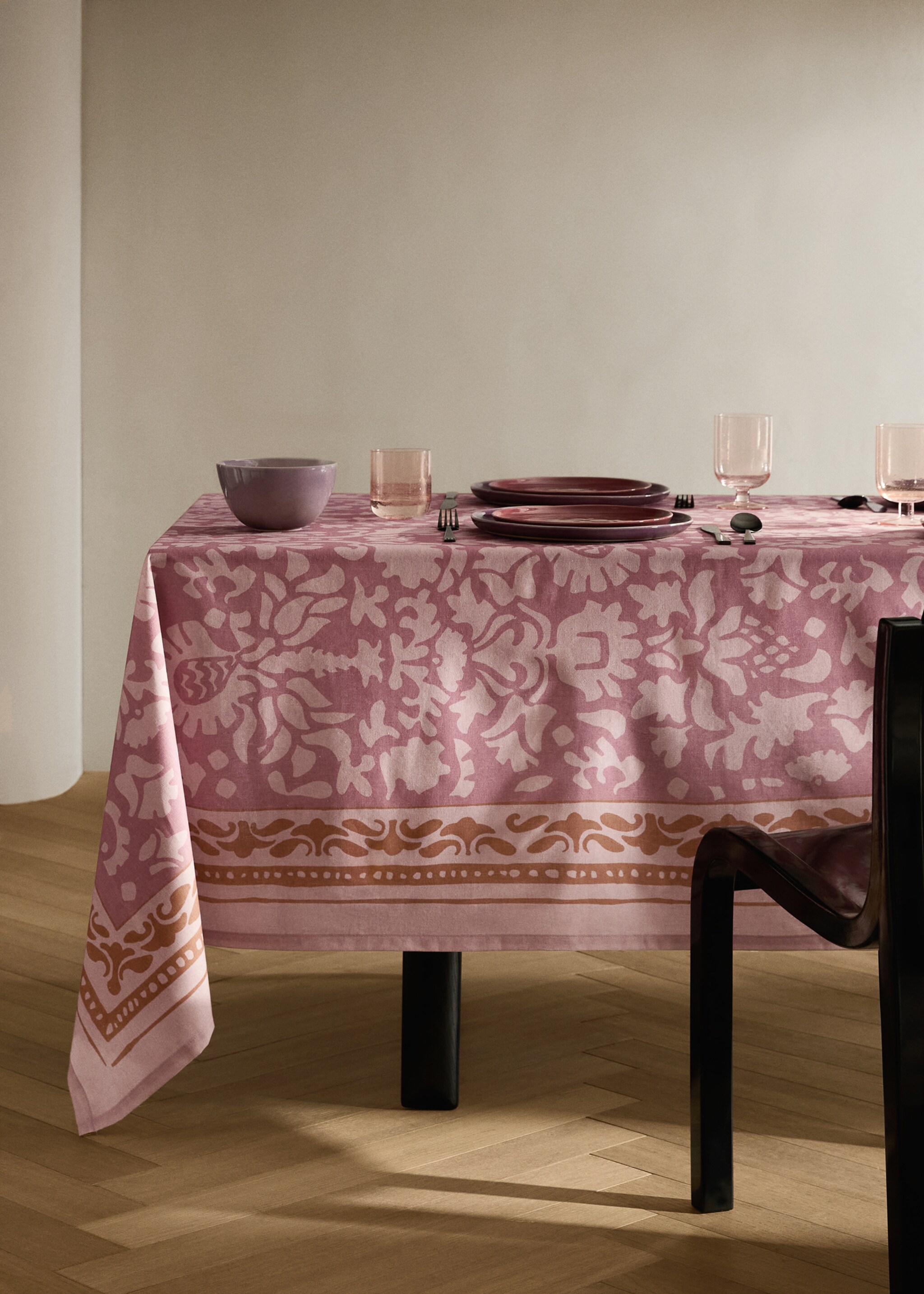 Printed canvas tablecloth 4 to 6 diners - General plane, Cherry. Ref: 17023328-00.