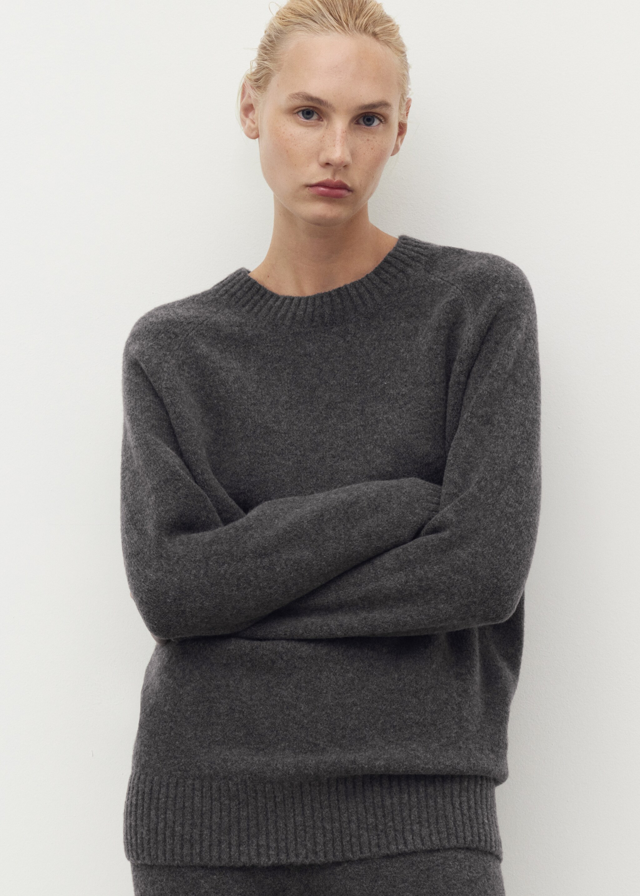 Round-neck knitted sweater - General plane, Charcoal. Ref: 17024102-00.