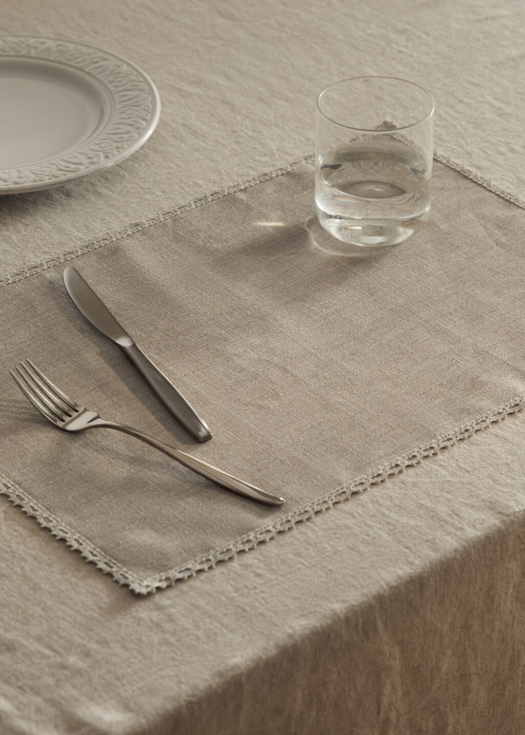 Linen placemat with lace edging