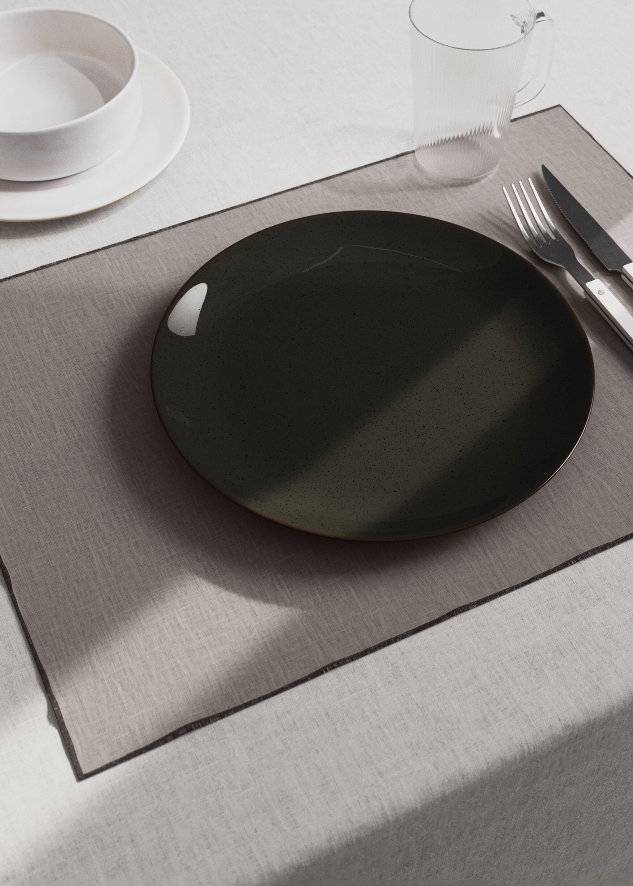 100% linen placemat with contrasting overlock stitching - General plane, Light/Pastel Brown. Ref: 17024134-00.