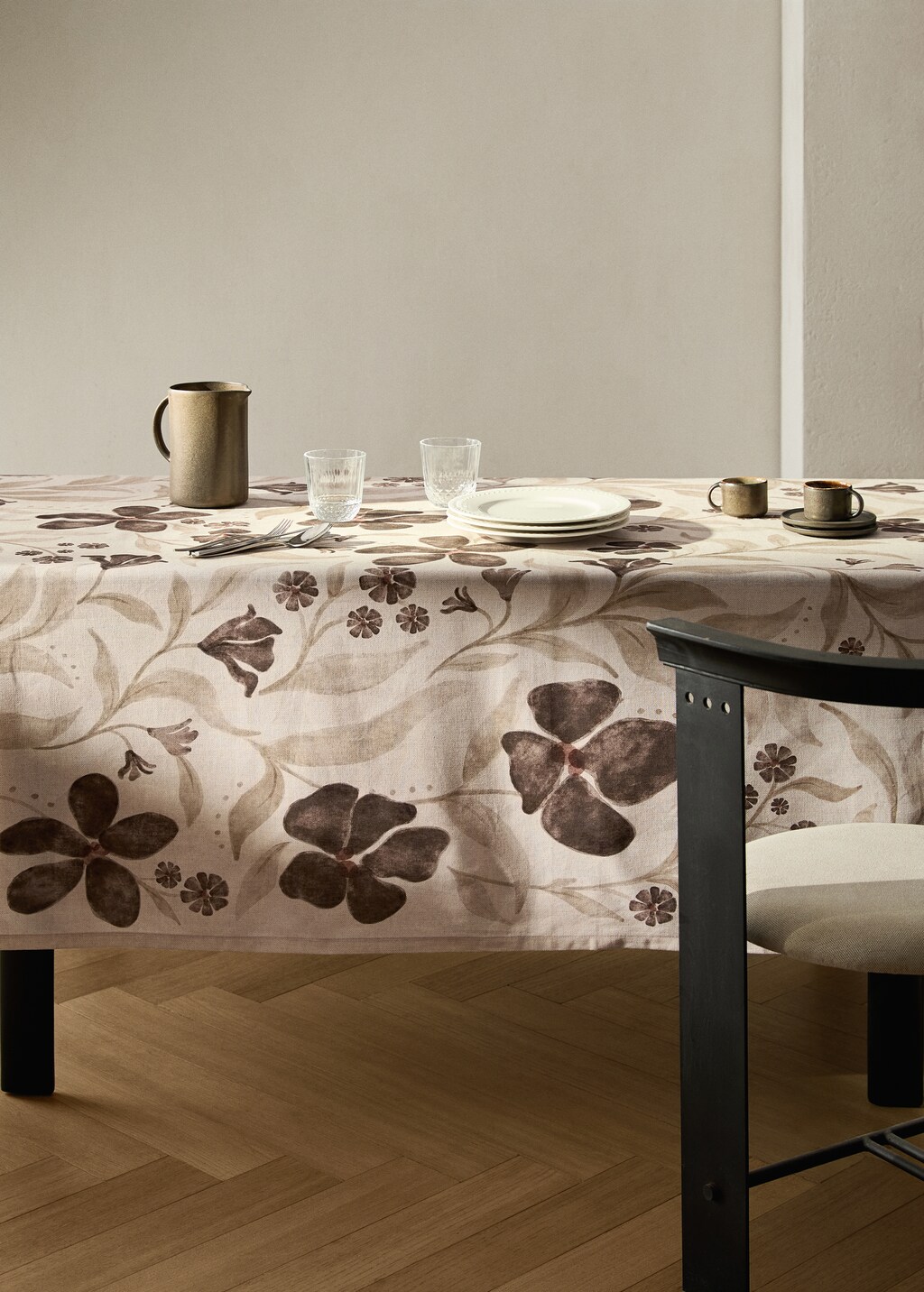 Linen floral-print tablecloth for 8 to 10 diners