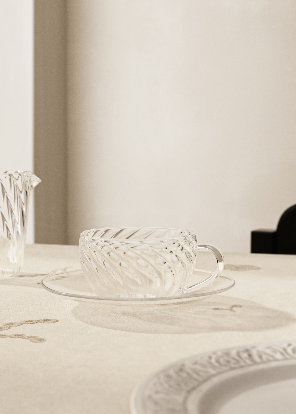 Tasse à cappuccino avec soucoupe en borosilicate en relief - Home | MANGO France métropolitaine