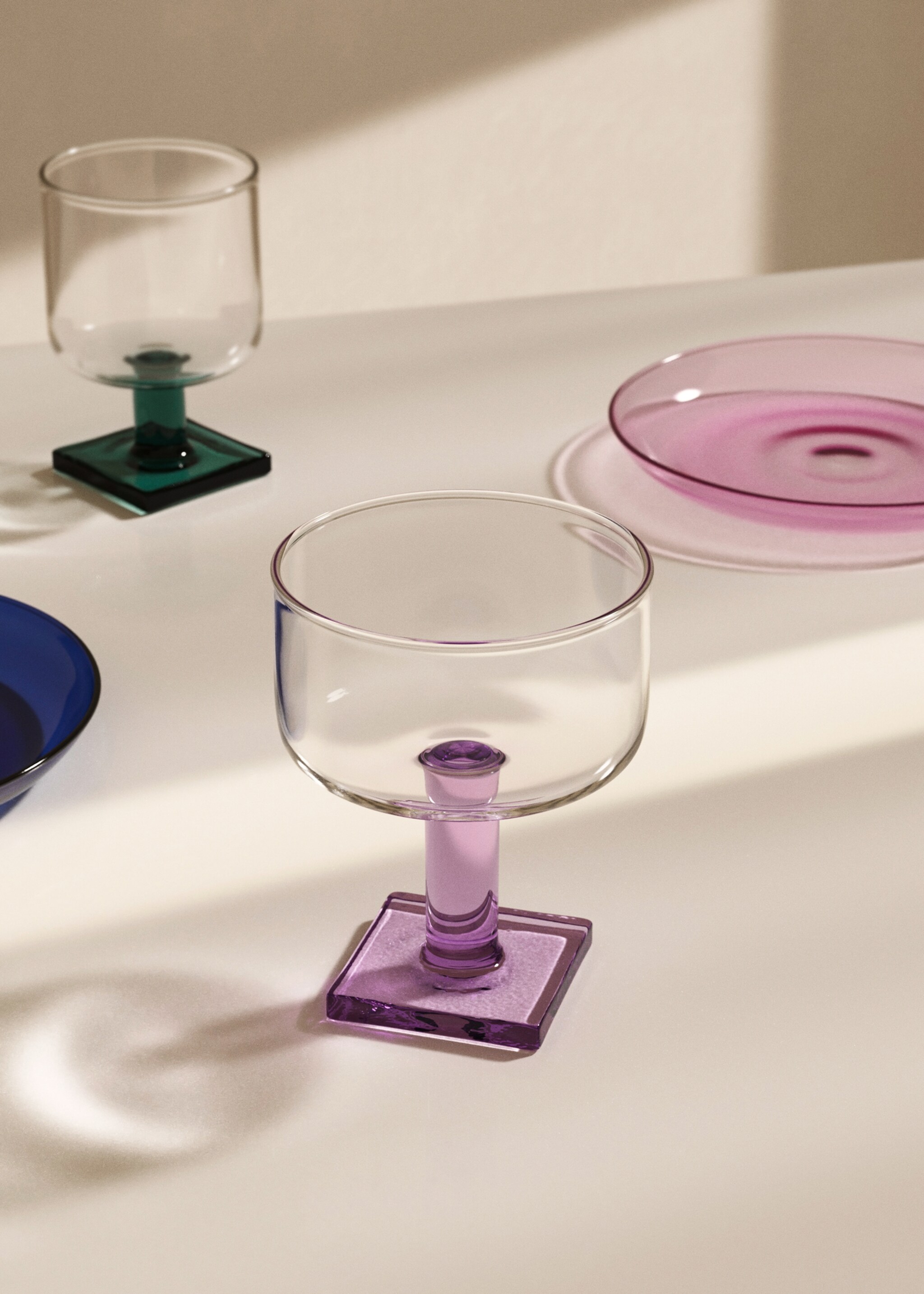 Borosilicate glass cup with coloured base - General plane, Purple. Ref: 17024445-00.