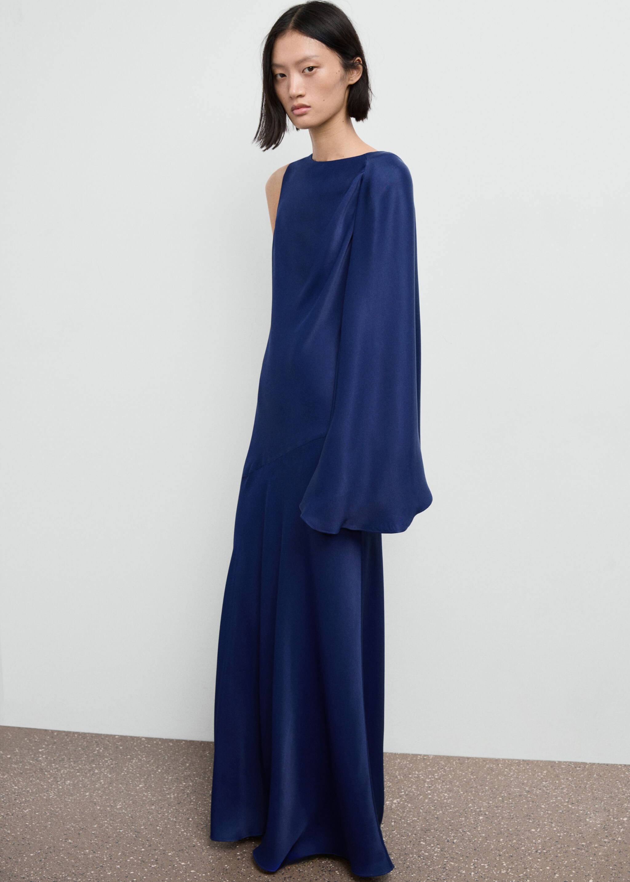 Robe satinée asymétrique - Plan général, Bleu marine. Ref: 17025831-00.