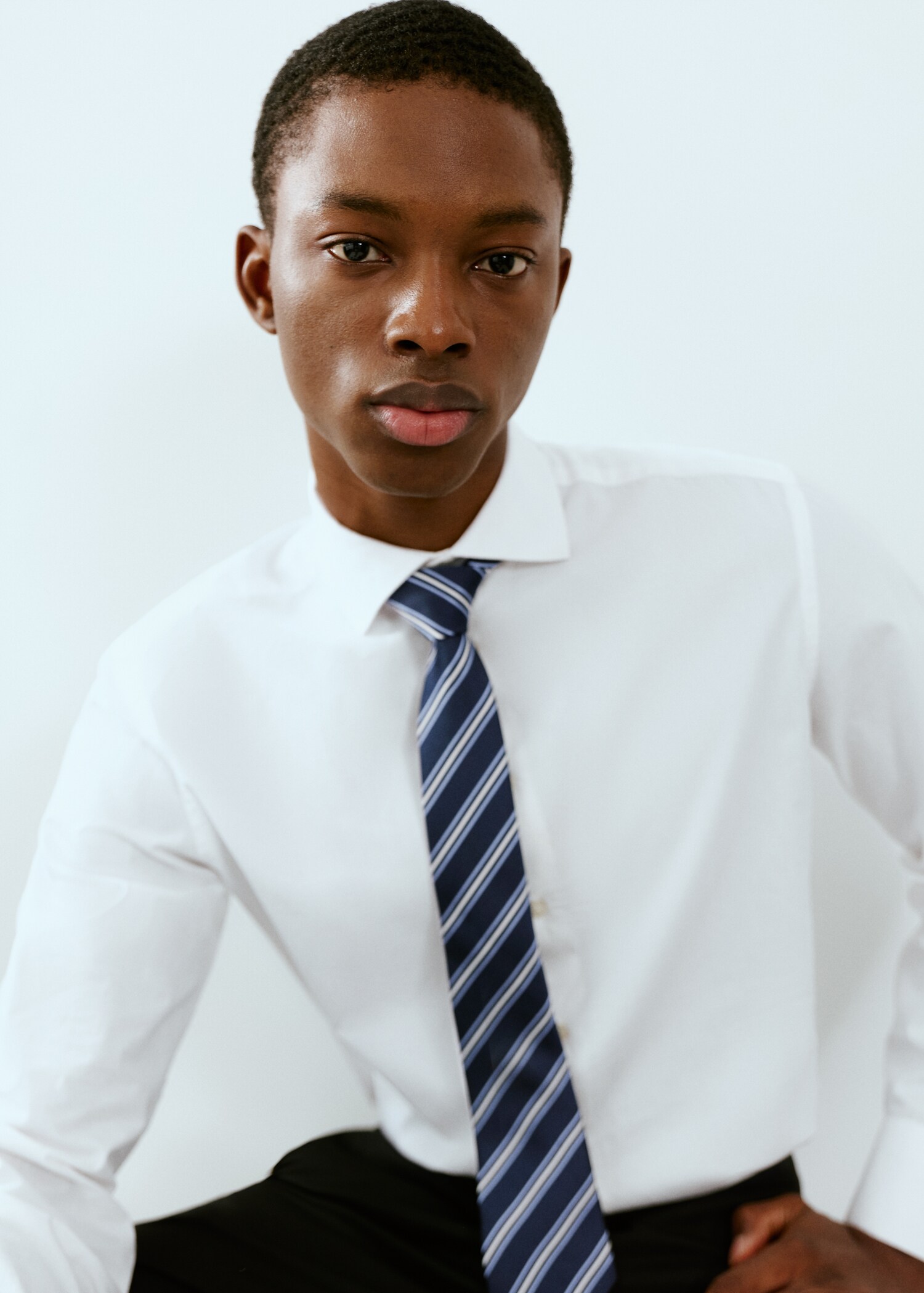 Corbata rayas - Plano general