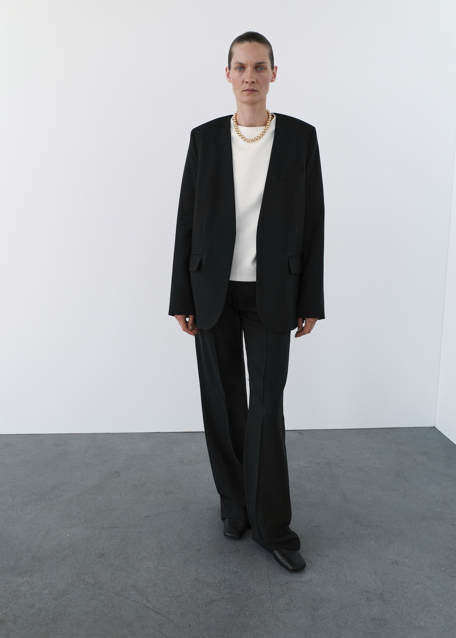 Suit jacket without lapels - General plane