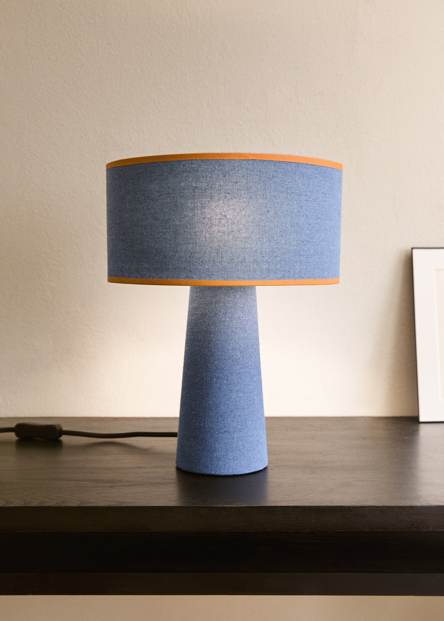 Lampe de table en tissu de taille moyenne - Plan général