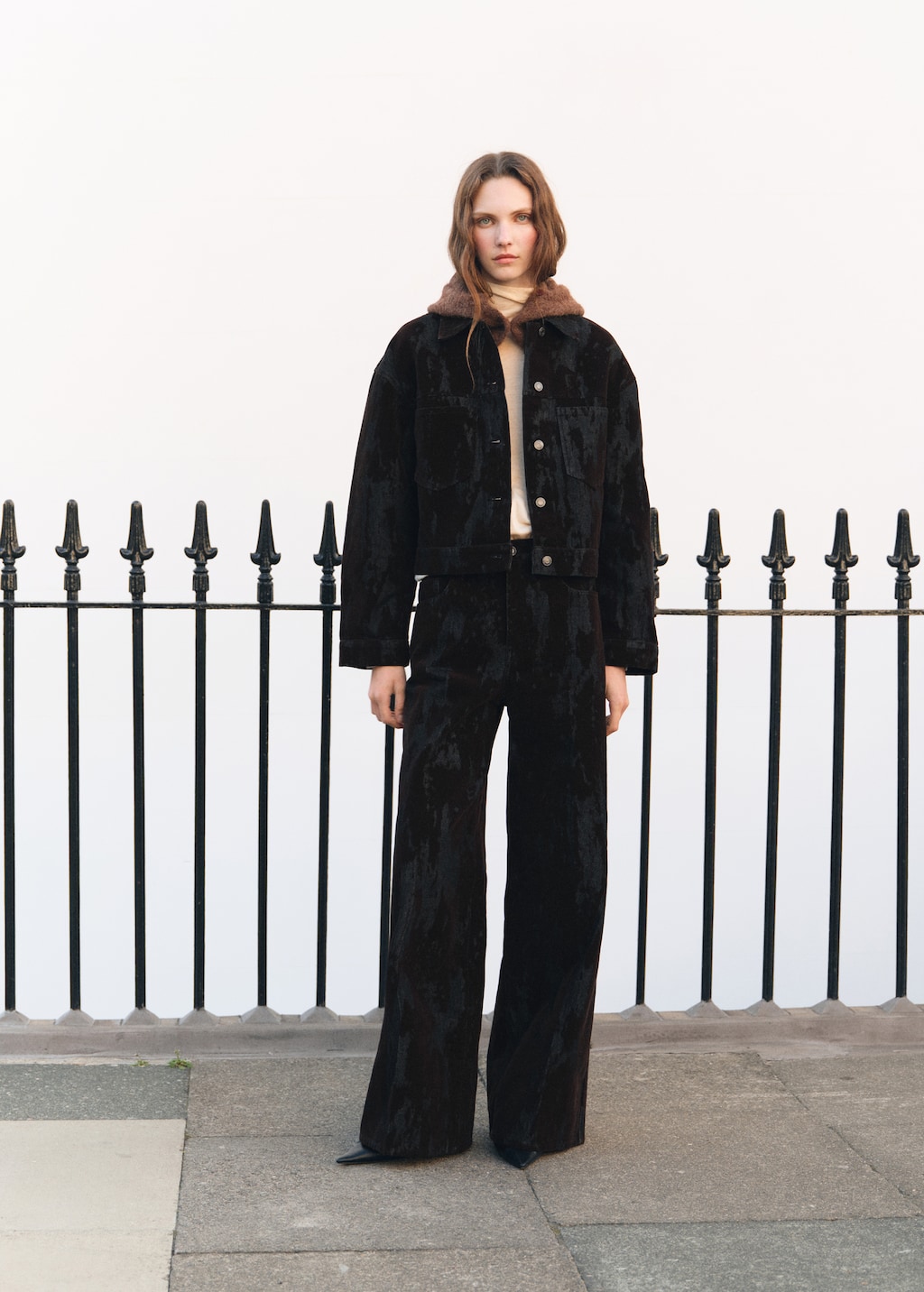 Wide-leg devoré jeans