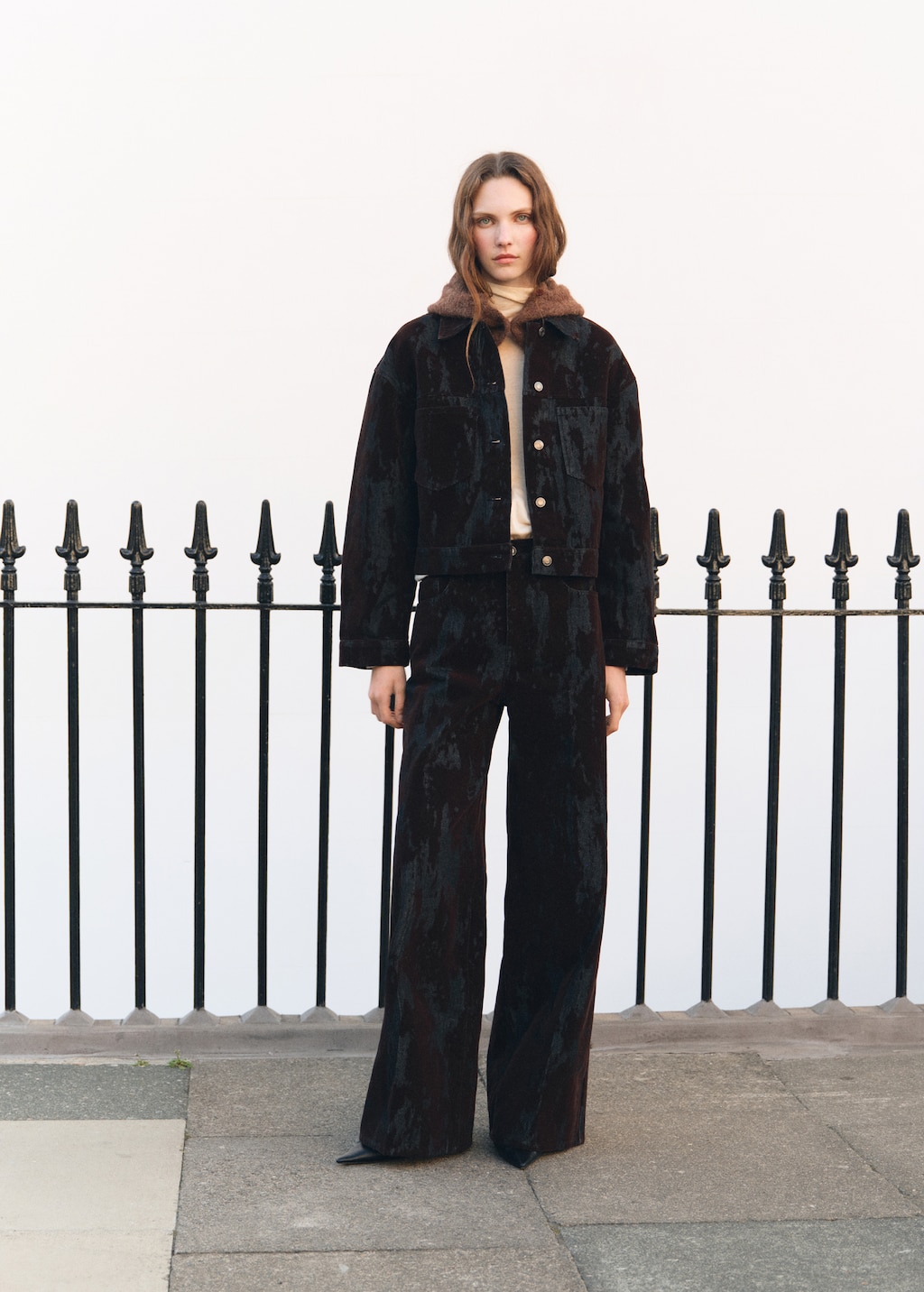 Wide-leg devoré jeans