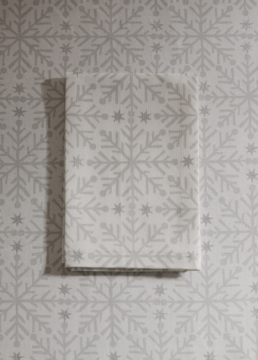 Napkins with Christmas snowflake printed motif