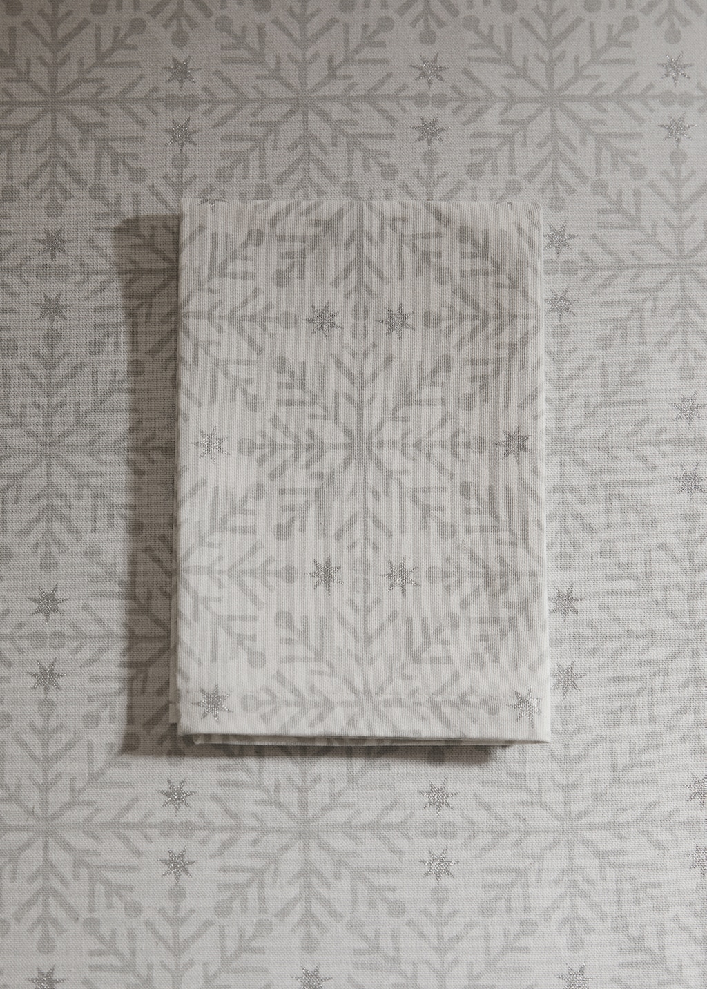 Napkins with Christmas snowflake printed motif