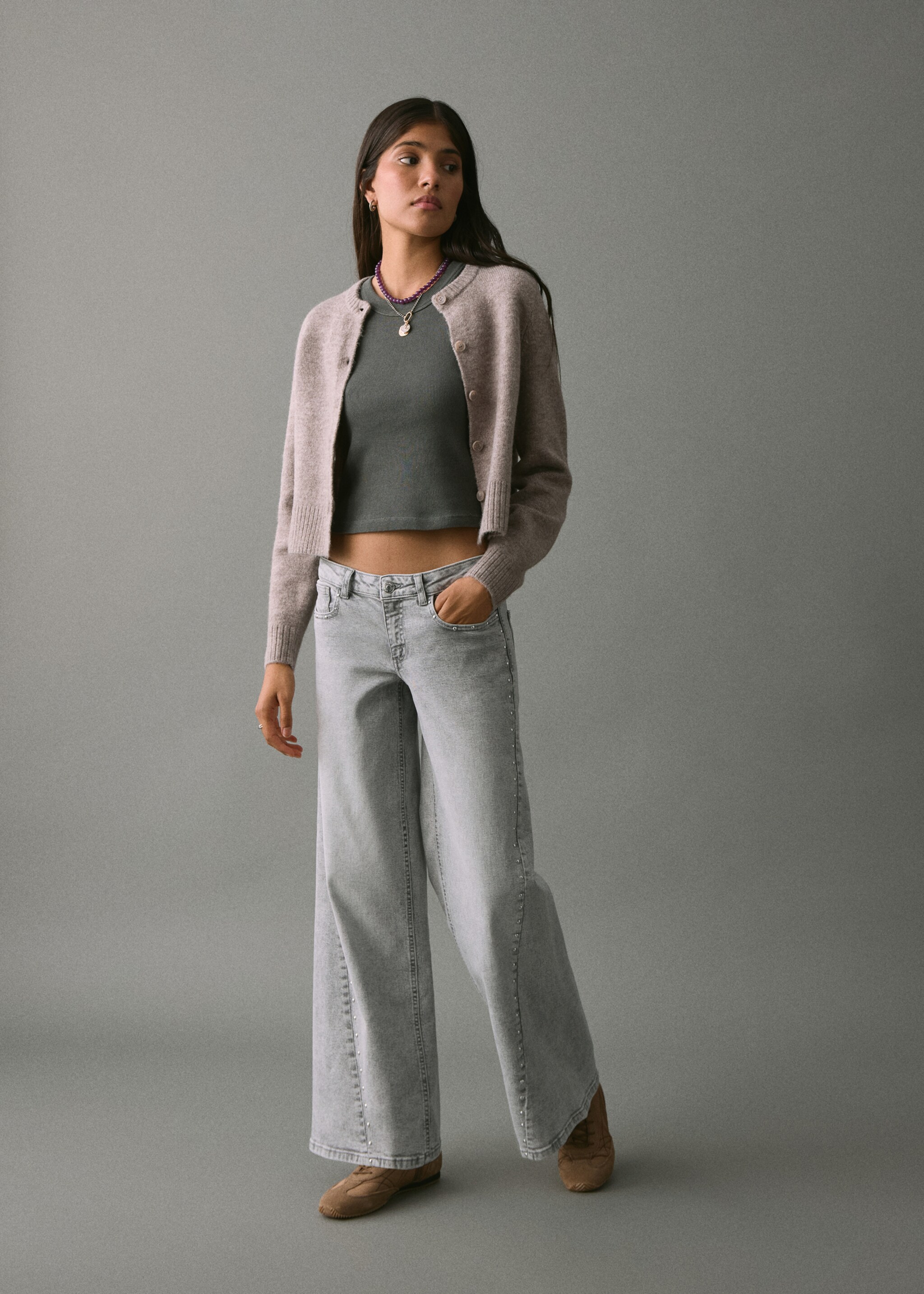 Jeans wideleg tachuelas - Plano general, Gris claro. Ref: 17027893-00.