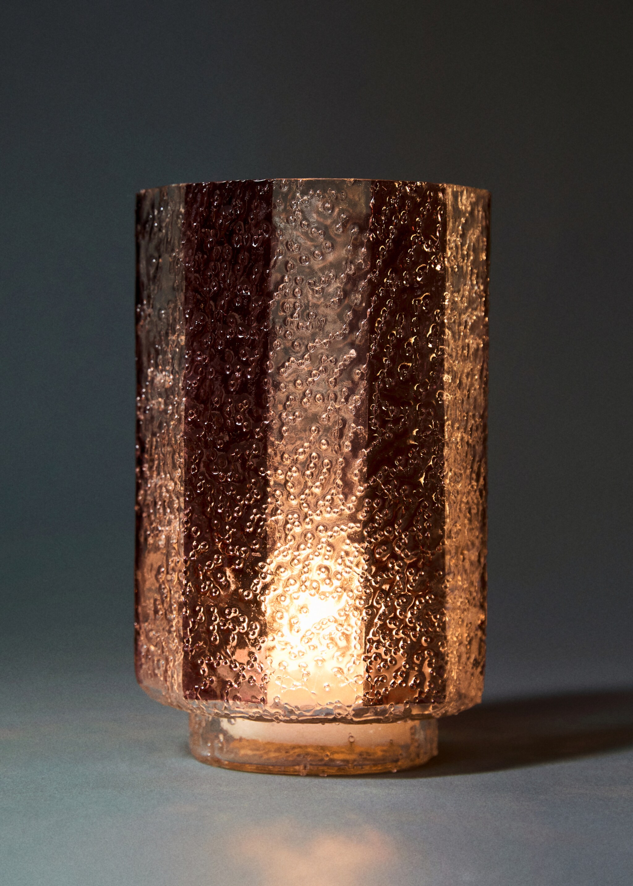 Duży szklany świecznik w paski - Plan ogólny, Intensywna czerwień. Ref: 17028286-00.