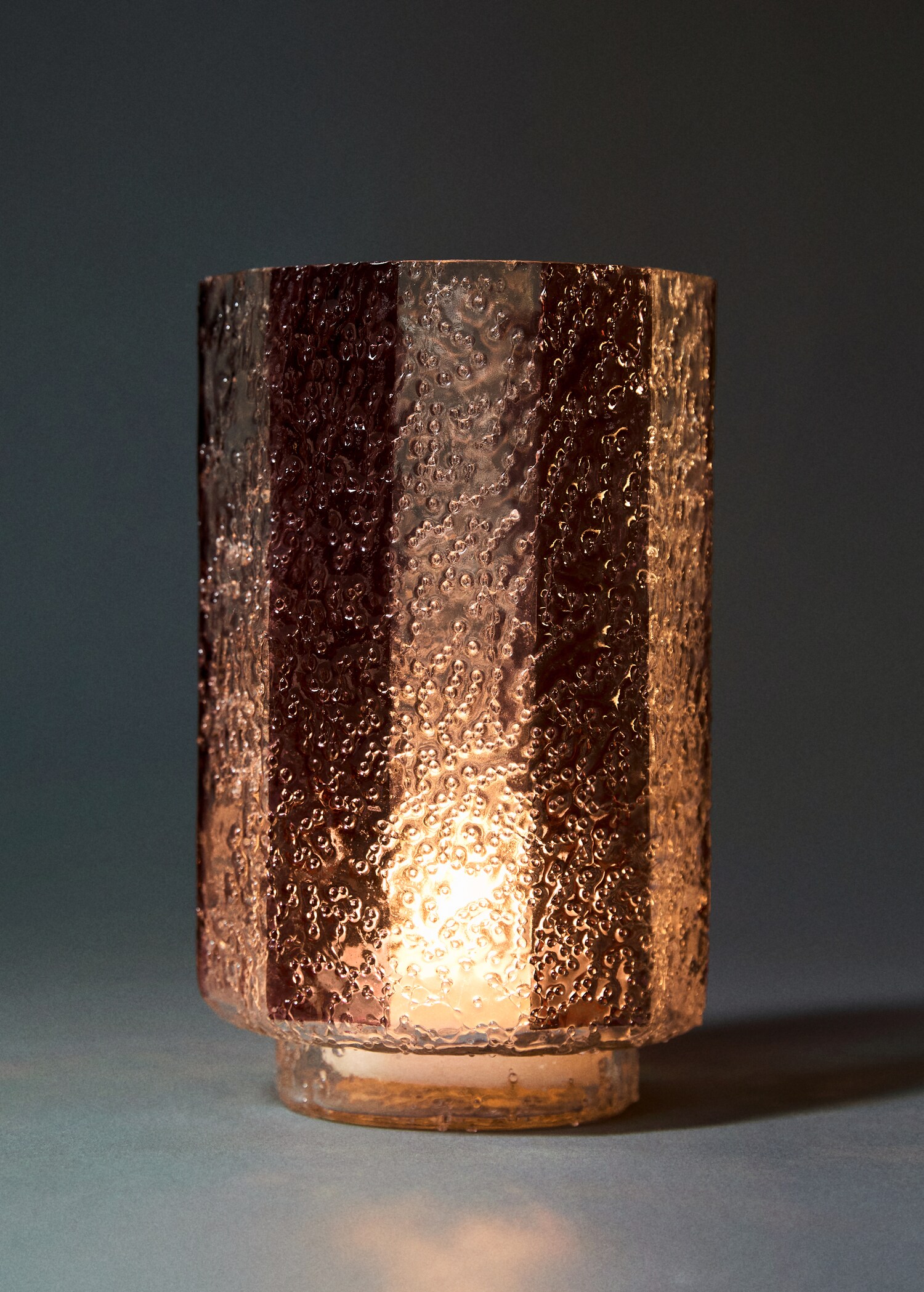 Stor randig ljushållare i glas - Allmän bild