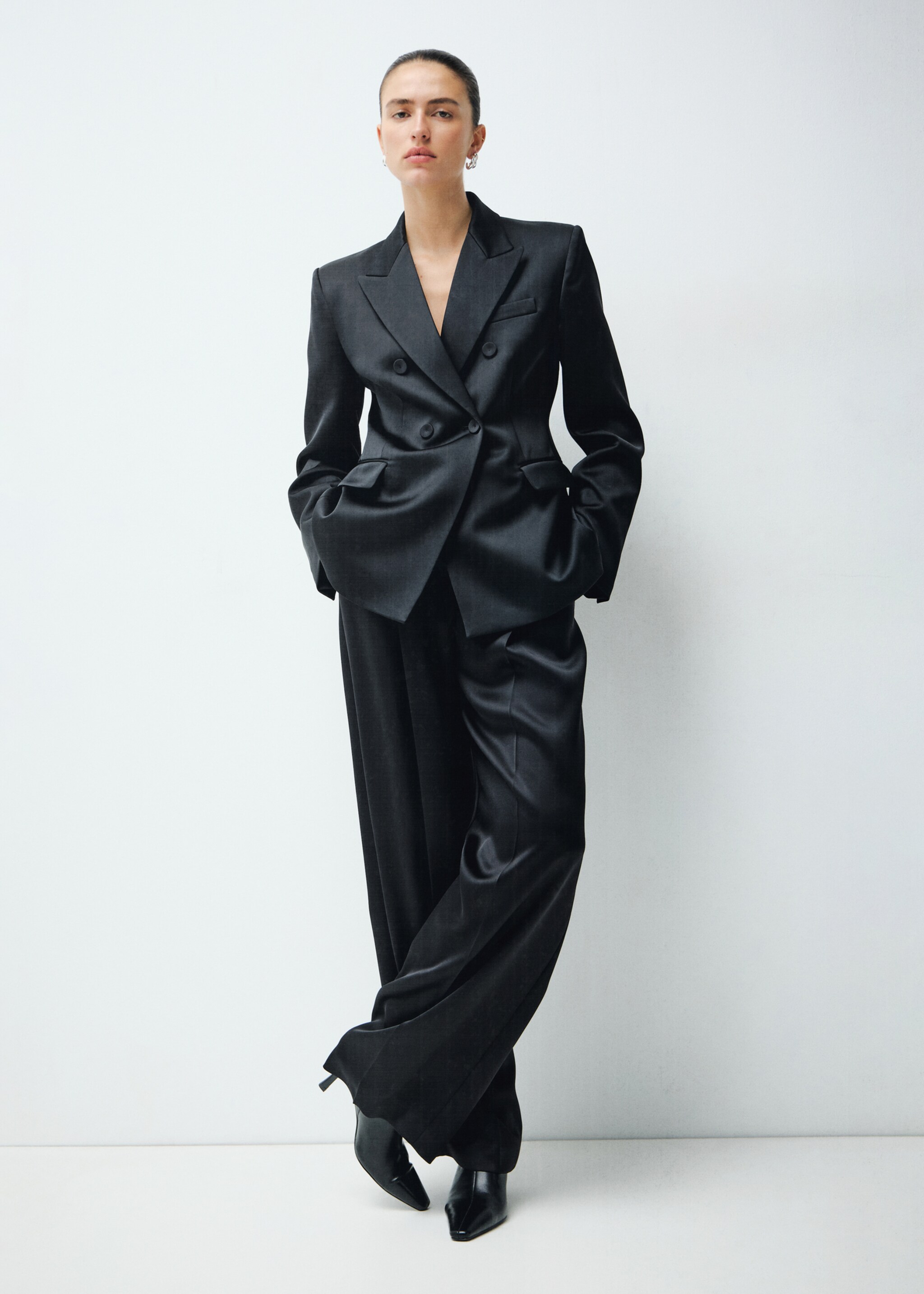 Blazer fato acetinado - Plano geral, Preto. Ref: 17029408-00.
