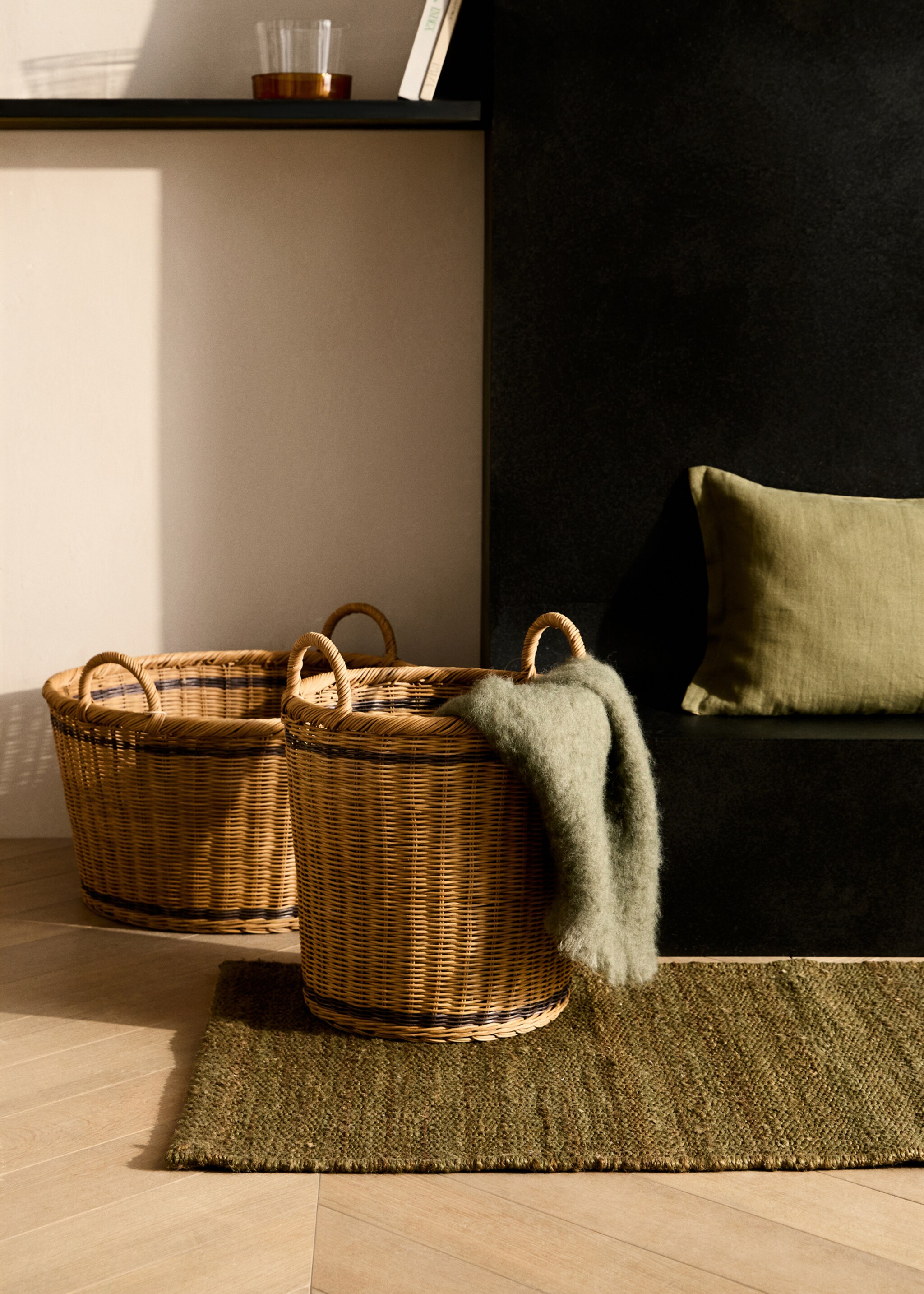 Large round rattan basket with handles - General plane