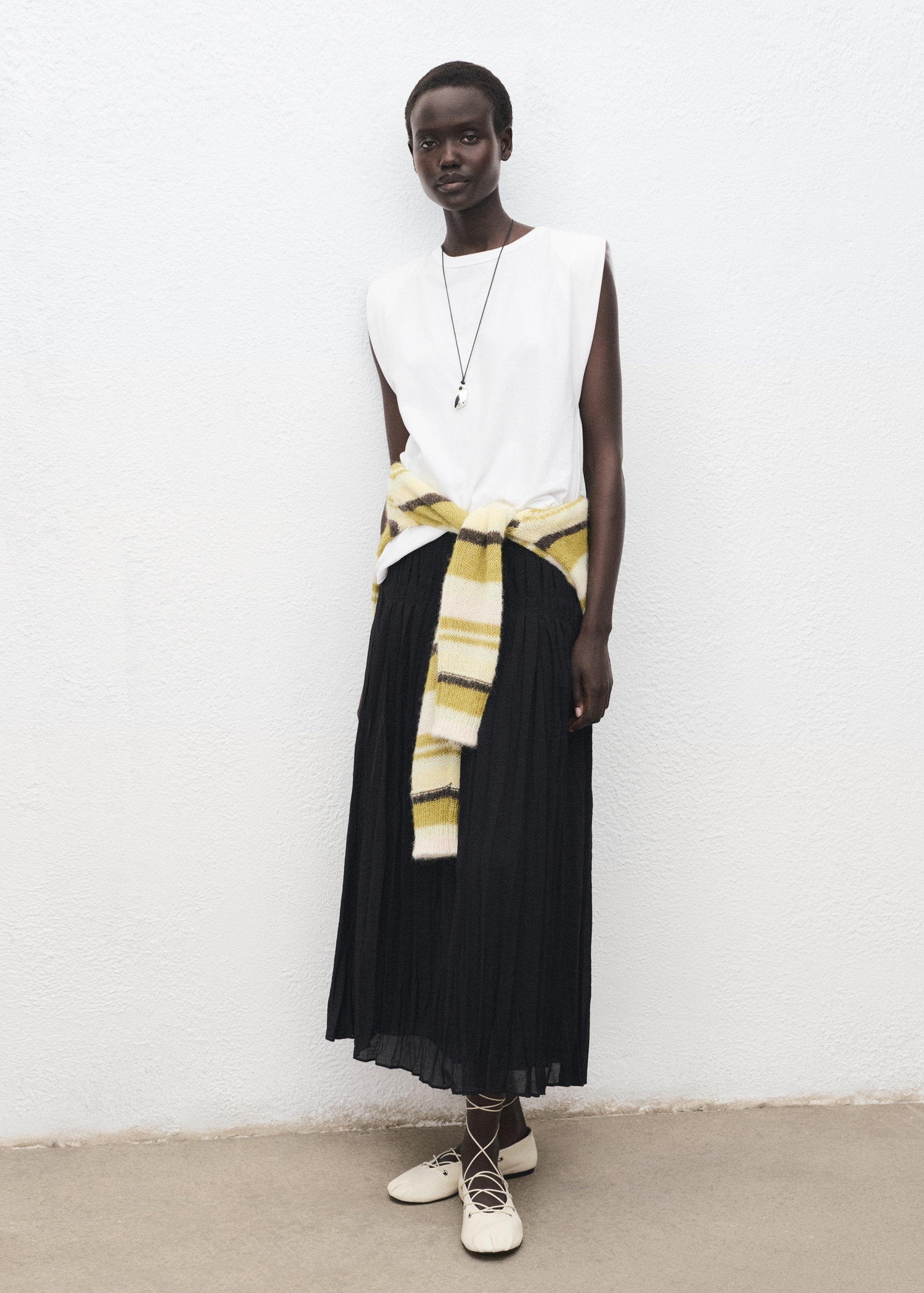 Short-sleeved t-shirt with shoulder pads Women MANGO Indonesia