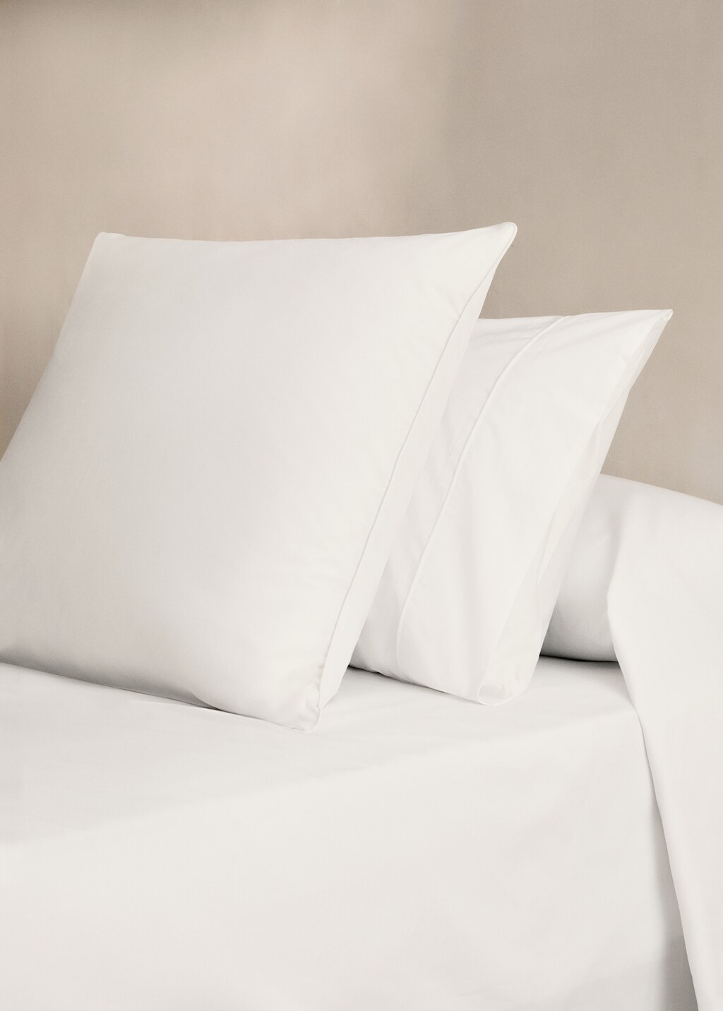 500-thread count cotton percale pillowcase with rounded piping detail 45x110 cm