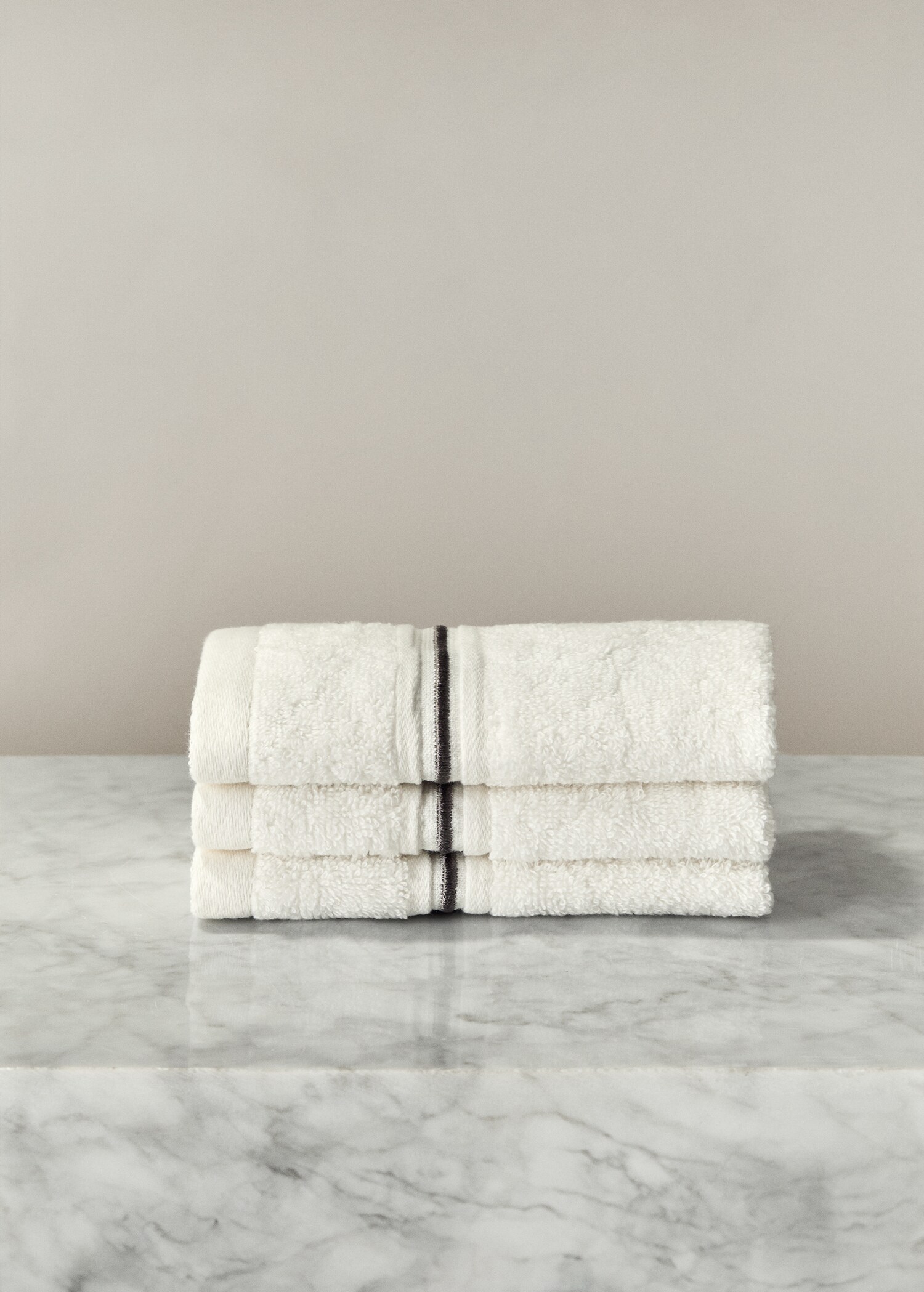 Set of 3 cotton towels with embroidered scalloped edges - General plane