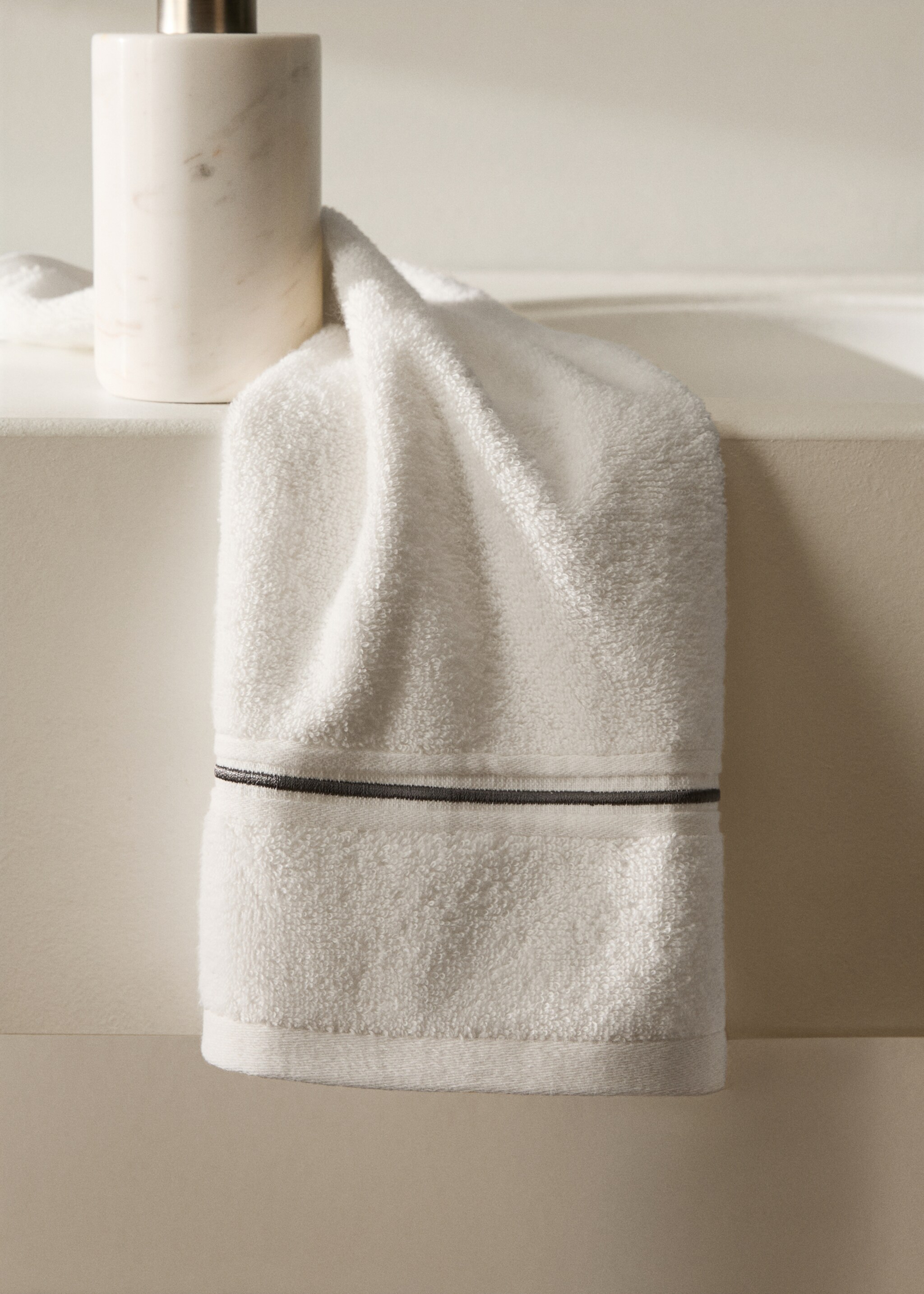 Cotton hand towel with embroidered scalloped edge - General plane