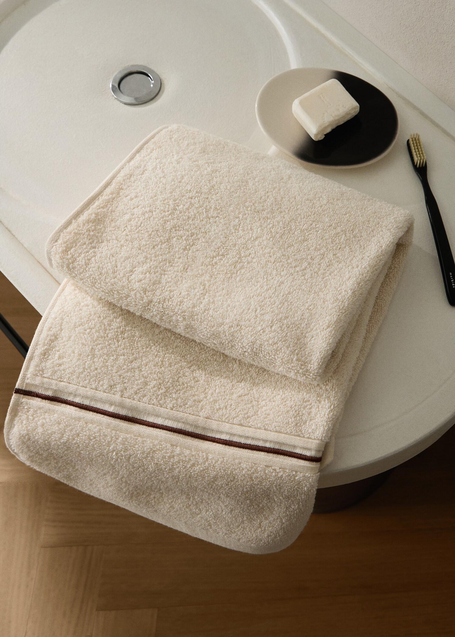 Cotton hand towel with embroidered scalloped edge - General plane