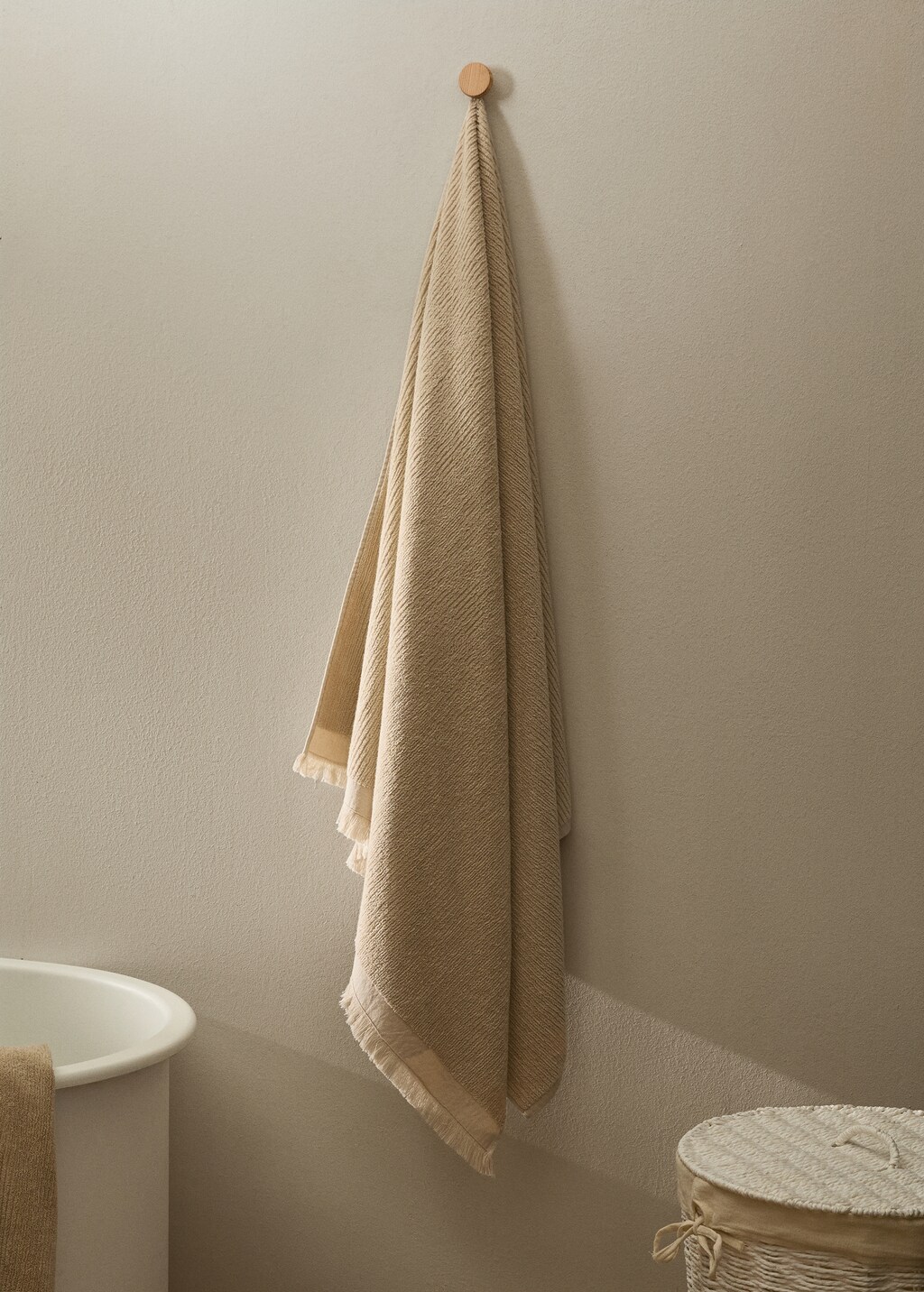Textured bath towel with fringes
