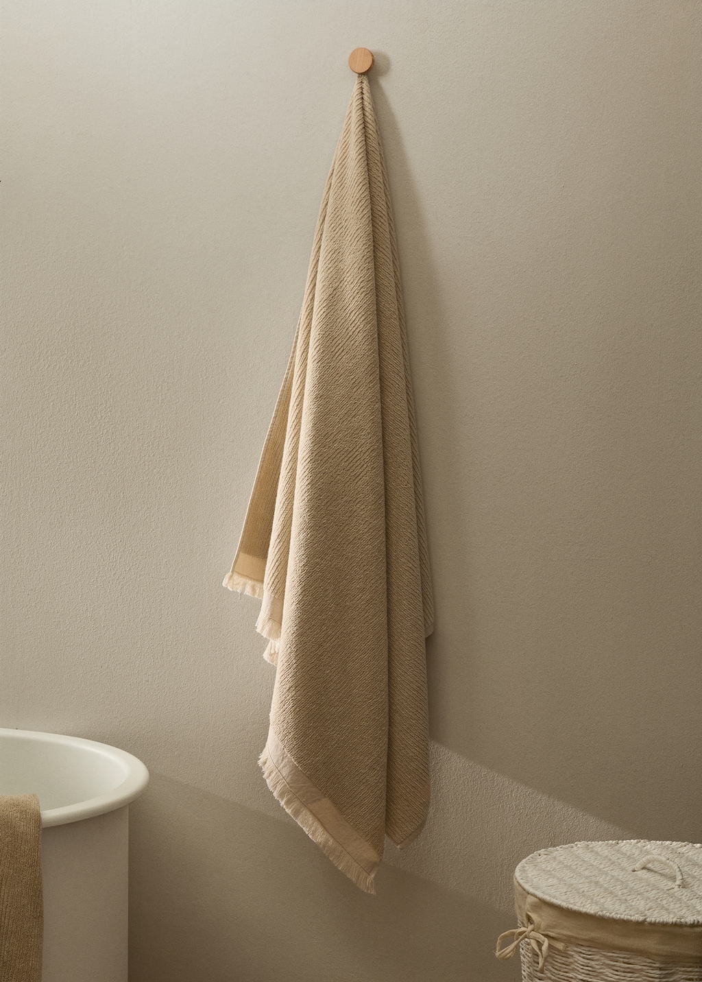 Textured bath towel with fringes