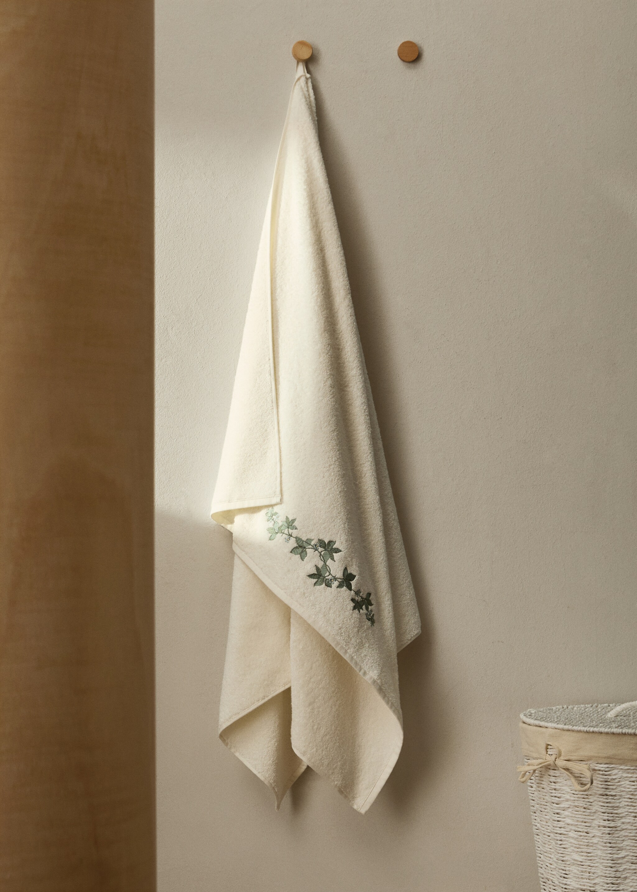 Bath towel with embroidered flower - General plane, Off White. Ref: 17031582-00.
