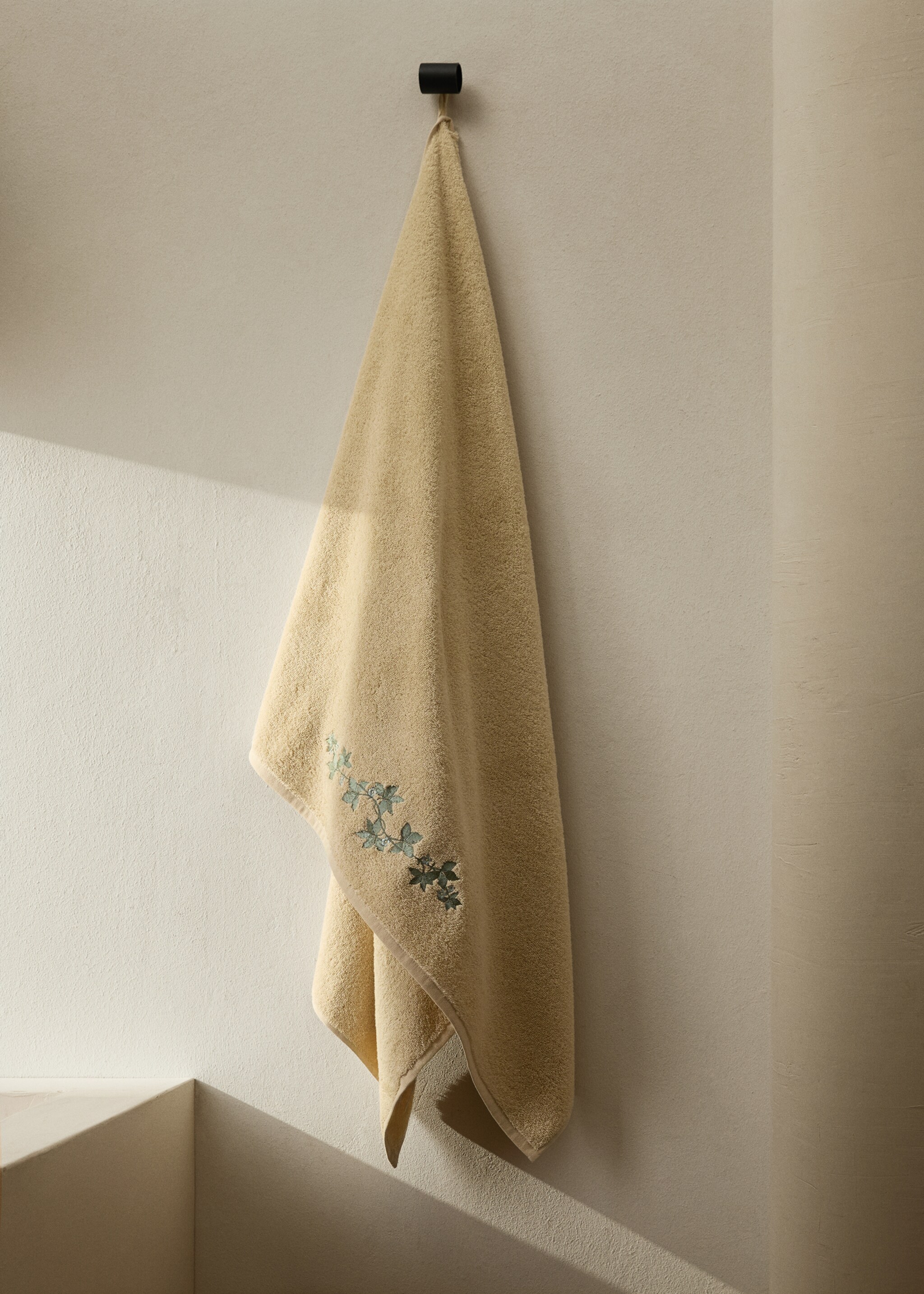 Embroidered floral bath towel - General plane