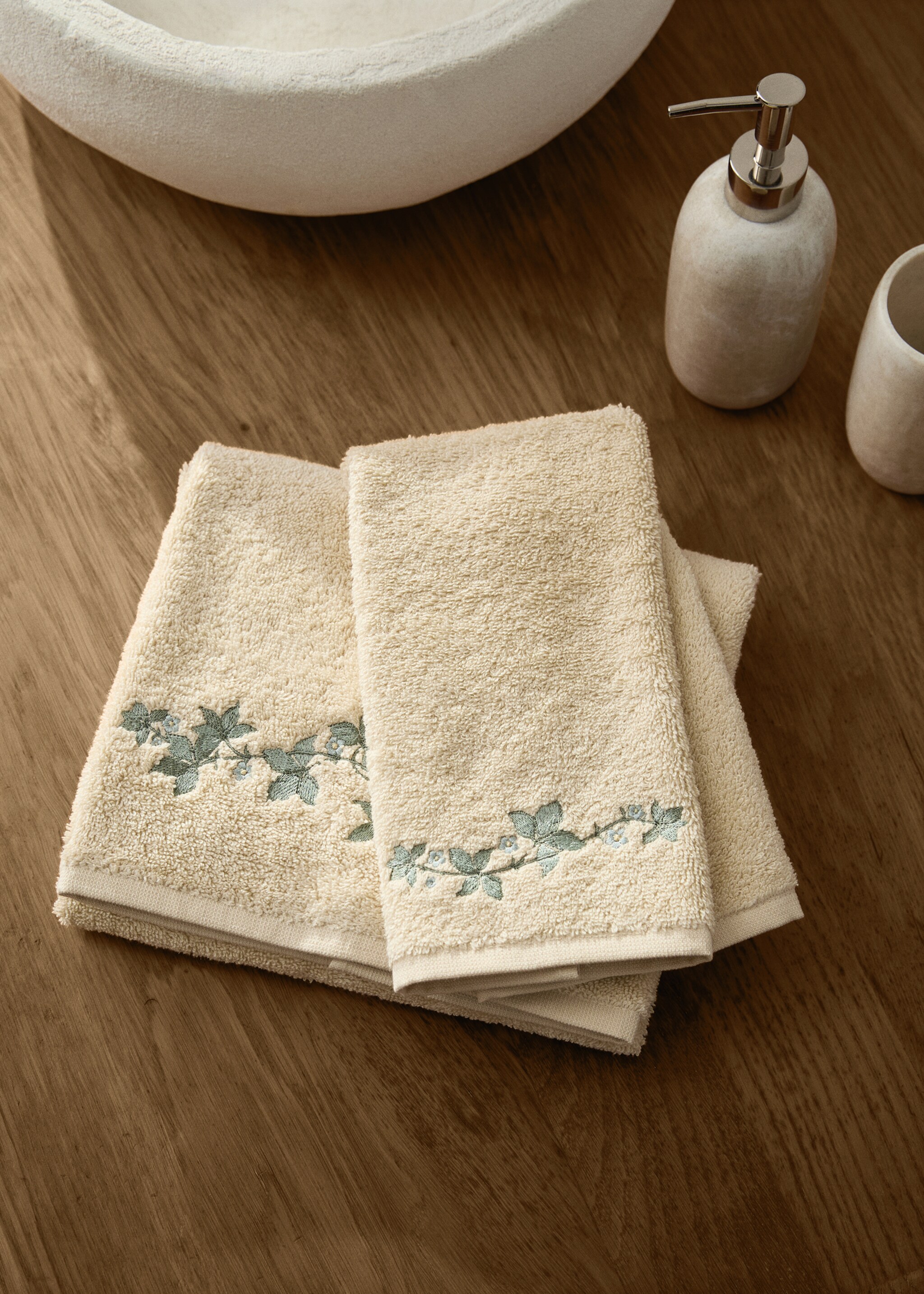 Bath towel with embroidered flower - General plane, Sand. Ref: 17031583-00.