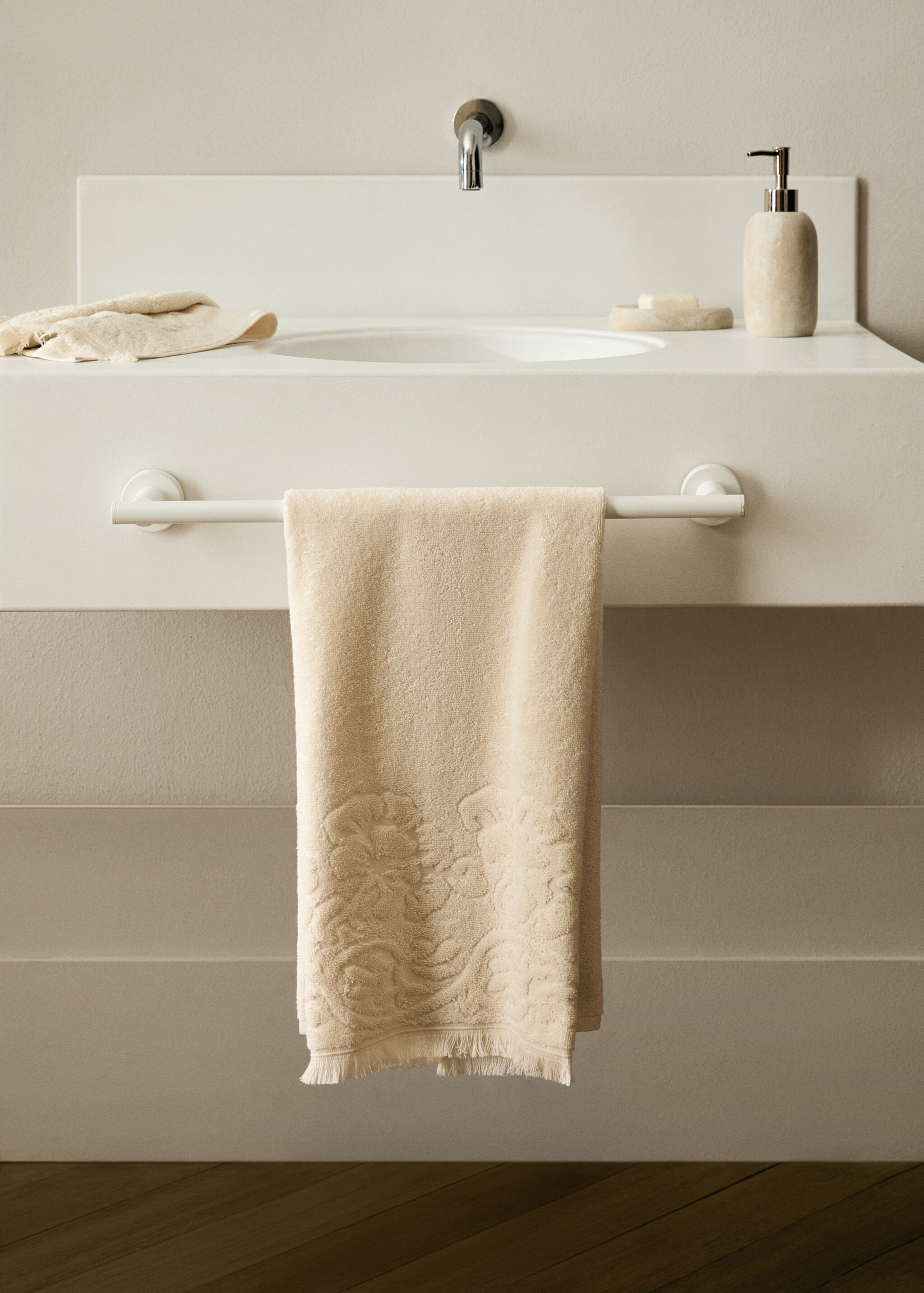 Washbasin towel with floral trim - General plane, Vanilla. Ref: 17031585-00.