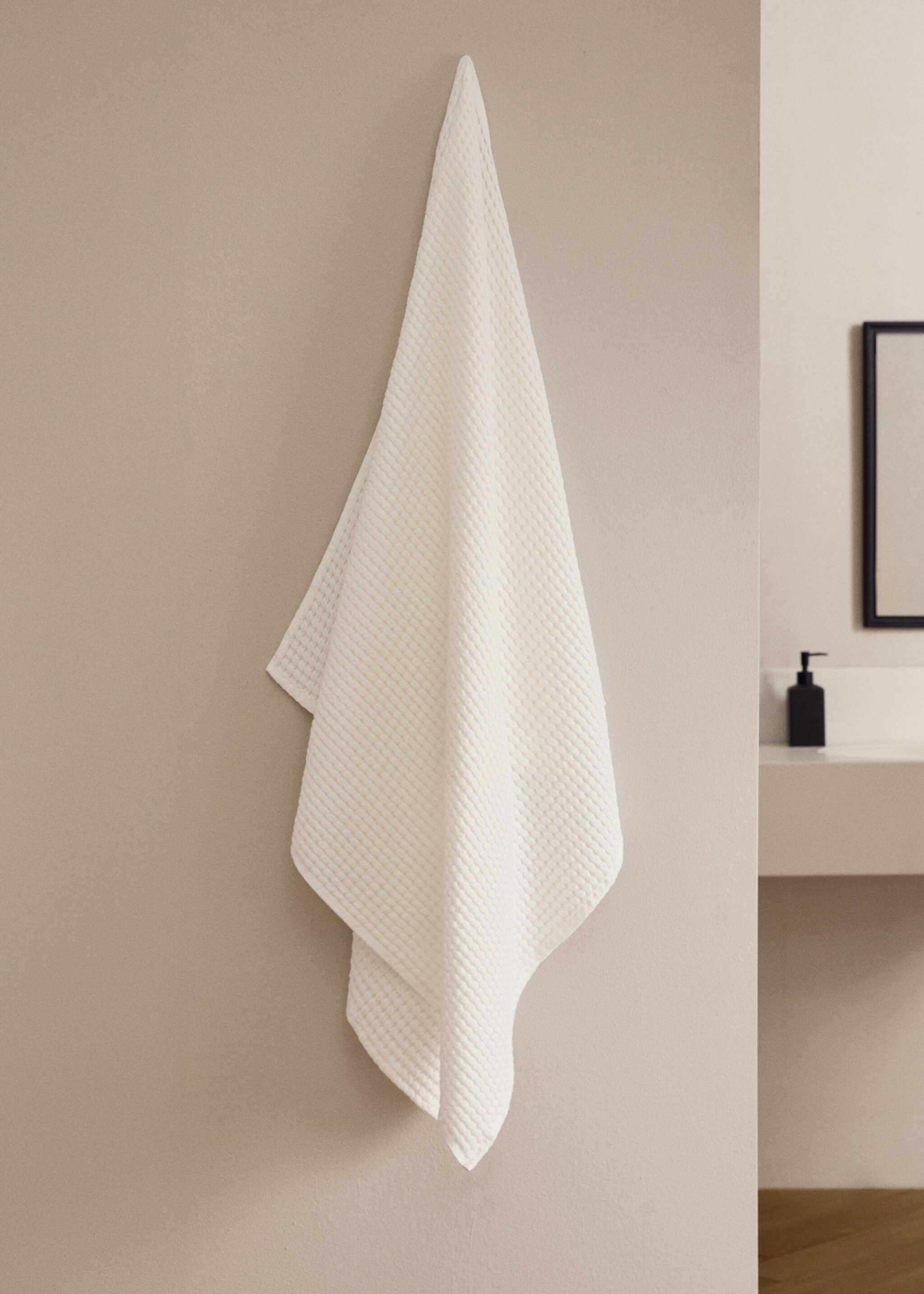 Drap de bain en coton gaufré - Plan général, Blanc cassé. Ref: 17031587-00.