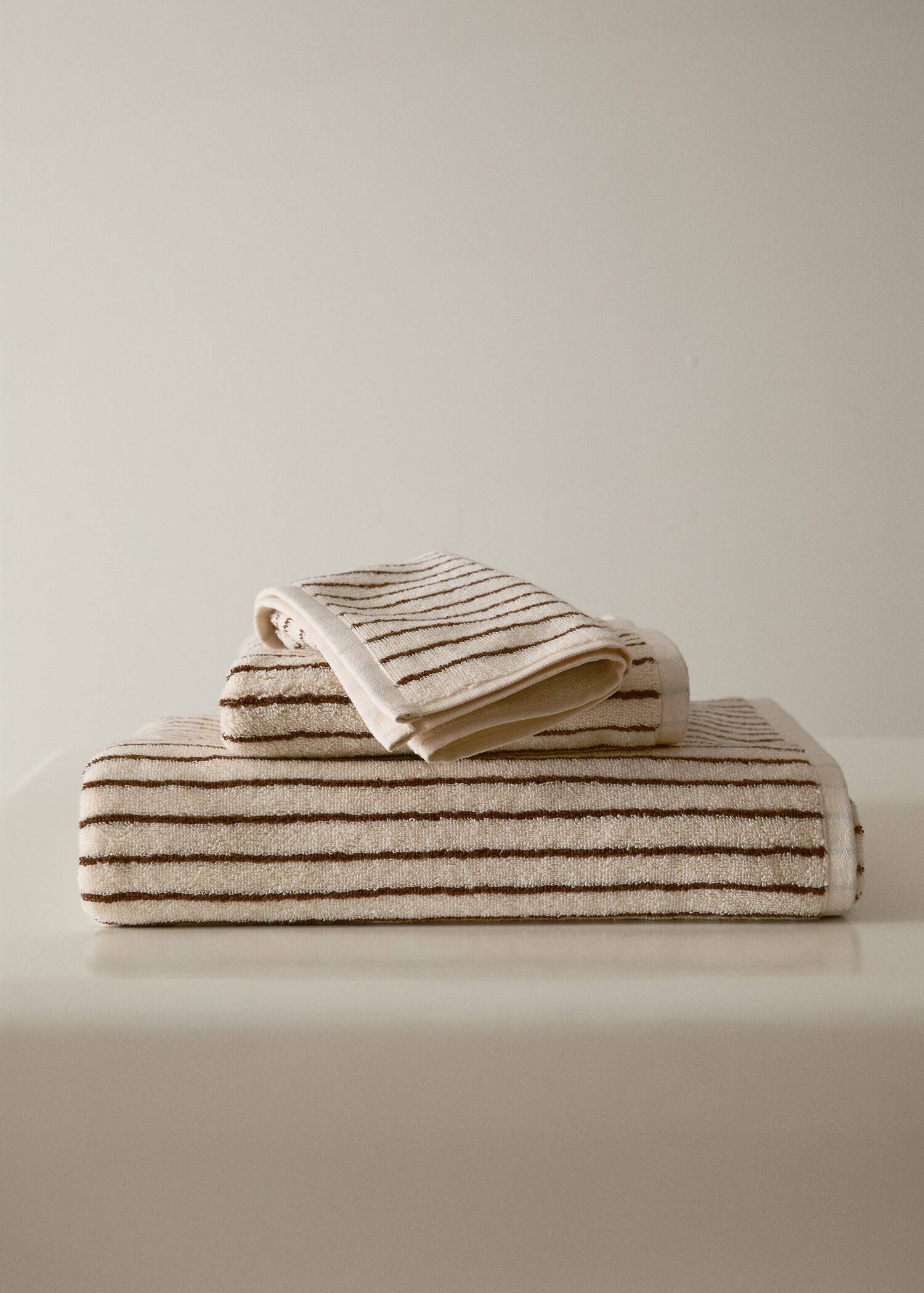 Serviette de toilette en coton rayée bicolore - Plan général