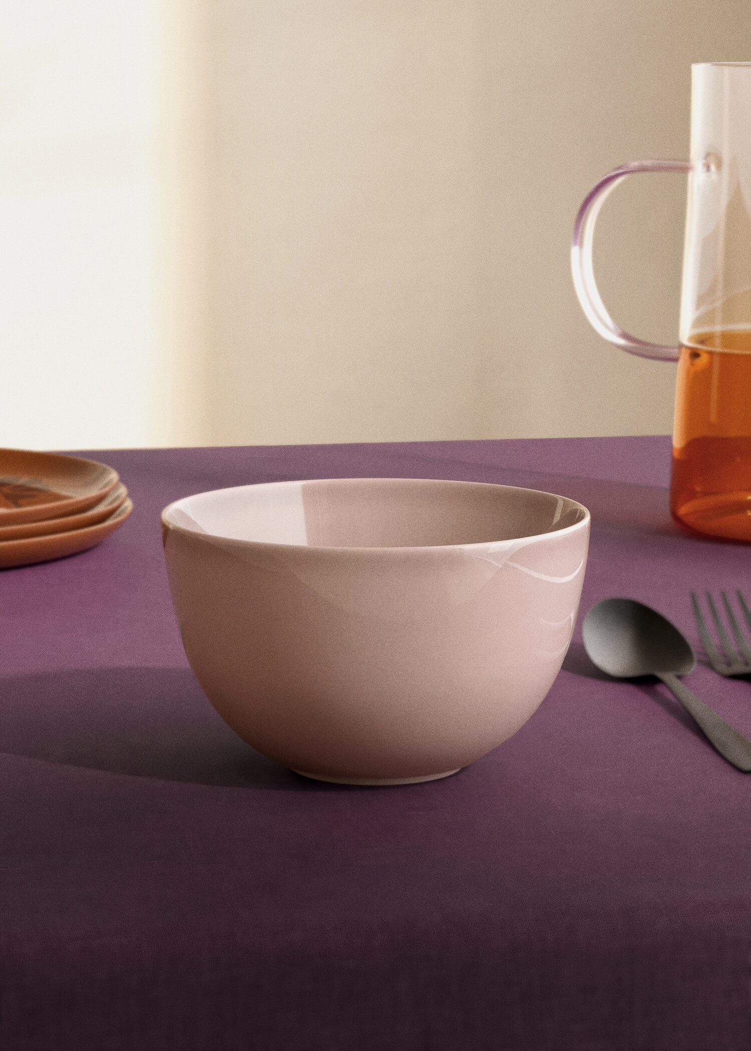 Stoneware bowl with hand-painted design - General plane