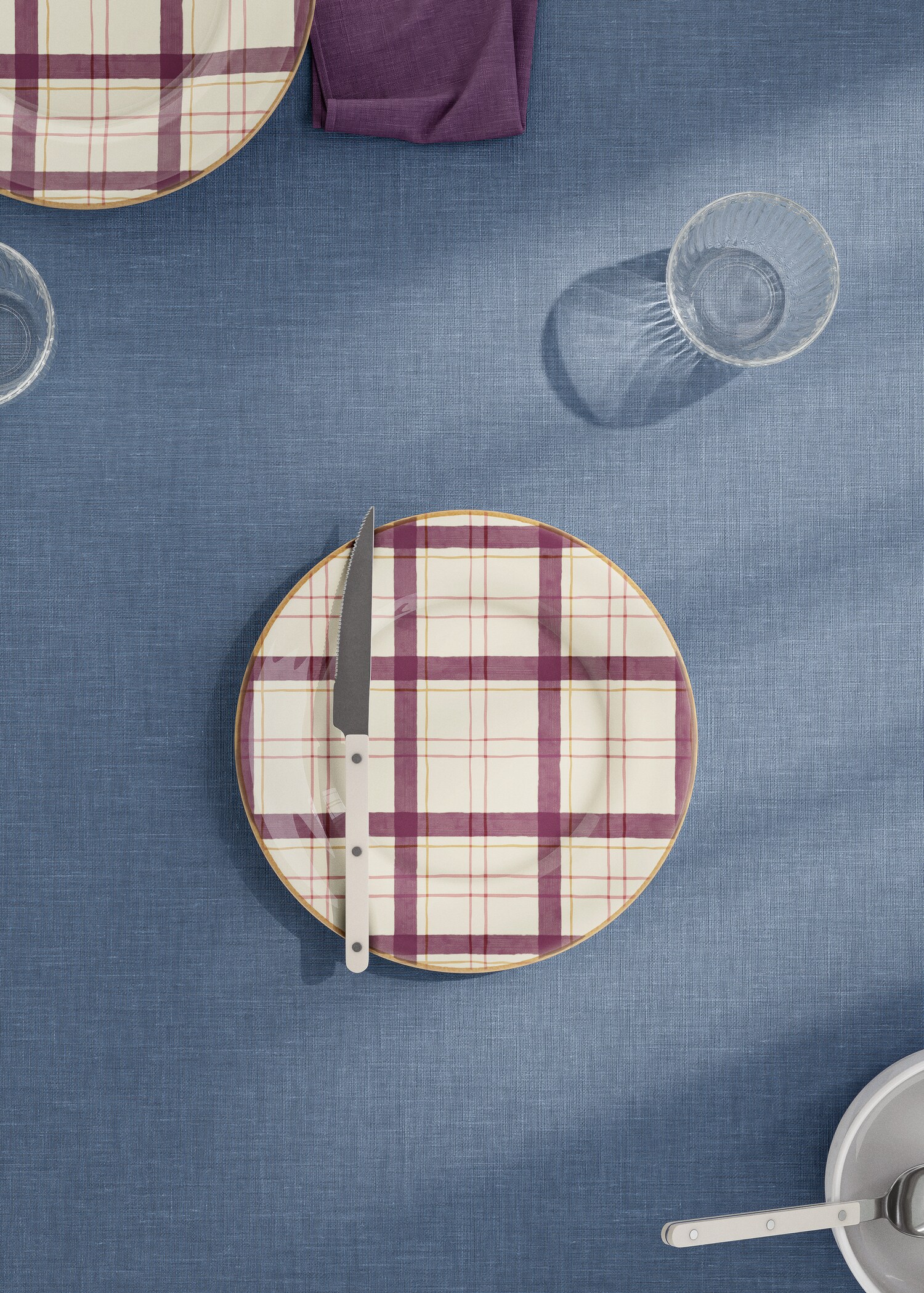 Hand-painted stoneware dessert plate - General plane